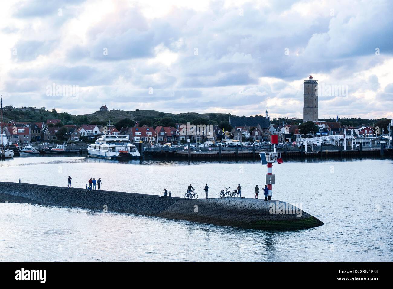 Menschen in der Hafeneinfahrt von West auf Terschelling, Niederlande Stockfoto