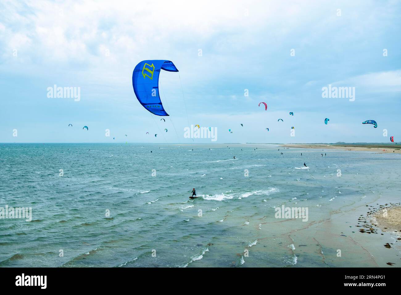 Kitesurfer am grünen Strand von Terschelling, Niederlande Stockfoto