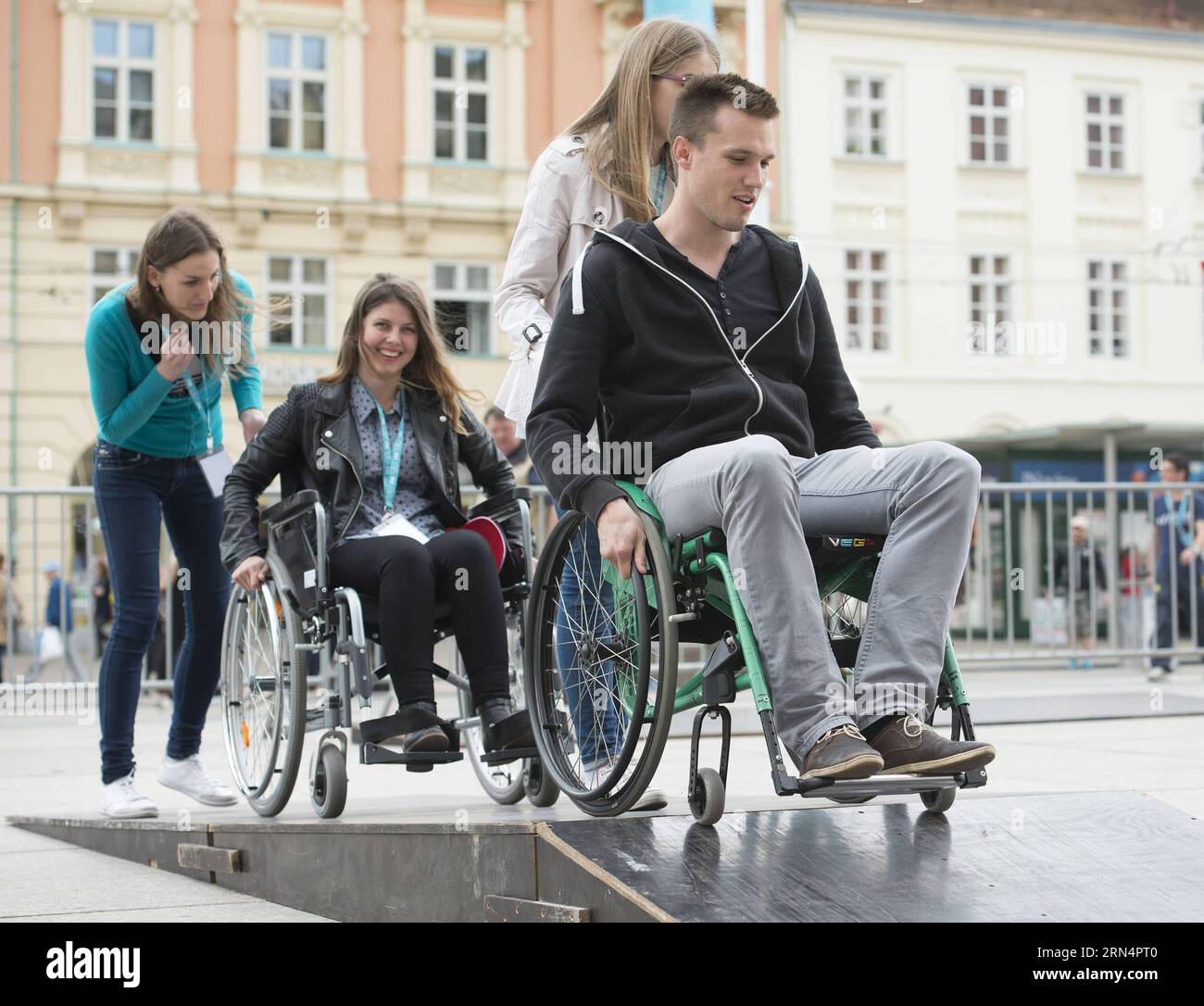 (150527) – ZAGREB, 27. Mai 2015 – Menschen mit Behinderungen erleben während des 14. Festivals der Chancengleichheit in Zagreb, der Hauptstadt Kroatiens, am 27. Mai 2015 eine simulierte Beeinträchtigung. Das Festival wurde organisiert , um das öffentliche Bewusstsein für Behinderung zu schärfen . ) KROATIEN-ZAGREB-BEHINDERTENFESTIVAL MisoxLisanin PUBLICATIONxNOTxINxCHN 150527 Zagreb Mai 27 2015 nicht BEHINDERTE BERÜHMTHEITEN erleben simulierte Beeinträchtigungen während des 14. Festivals der CHANCENGLEICHHEIT in Zagreb Hauptstadt von Kroatien Mai 27 2015 das Festival, das organisiert wurde, um das öffentliche Bewusstsein für Behindertheit zu erhöhen Kroatien Zagreb BEHINDERTE Stockfoto