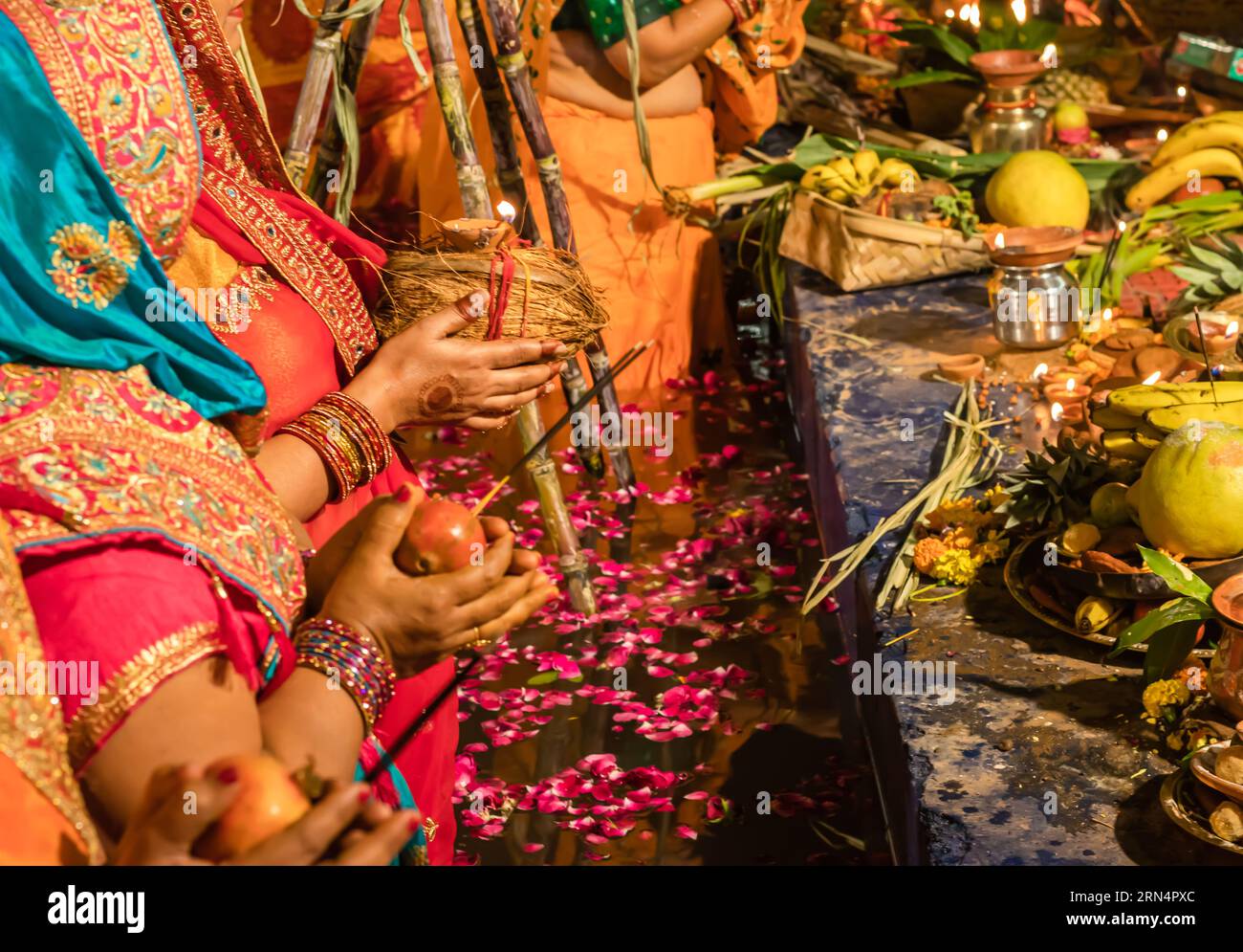 Religiöse Opfer für sonnengott während des Chhath Festivals aus flachem Winkel Stockfoto