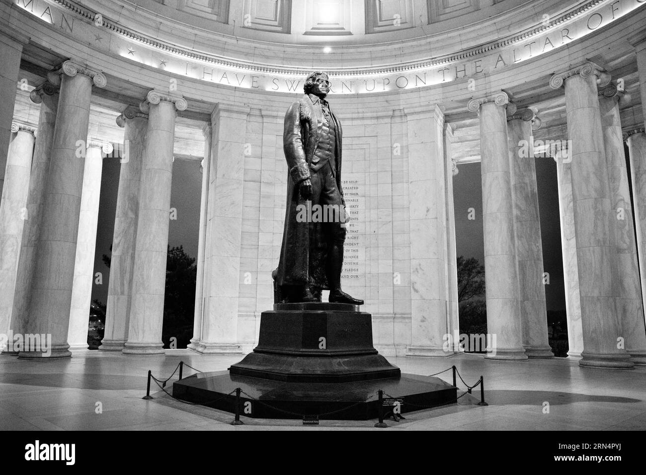 Thomas Jefferson Statue, Jefferson Memorial, Washington, D.C. Schwarzweißfoto zeigt die volle Statue umgeben von Säulen und die Inschrift des Gedenkmals. Stockfoto