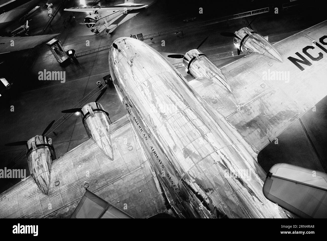 Boeing 307 Stratoliner, Smithsonian Air and Space Museum, Washington DC — Schwarzweißfoto | CHANTILLY, Virginia – ein Blick auf den polierten Rumpf der Boeing 307 Stratoliner und vier Propeller im Udvar-Hazy Center des Smithsonian. Der Stratoliner, der 1938 eingeführt wurde, war das erste kommerzielle Flugzeug mit einer Druckkabine; dieses Beispiel von Pan American Airways ist neben Dutzenden anderer historischer Flugzeuge im Hangar-anbau des Museums in der Nähe des internationalen Flughafens Washington Dulles ausgestellt. Stockfoto