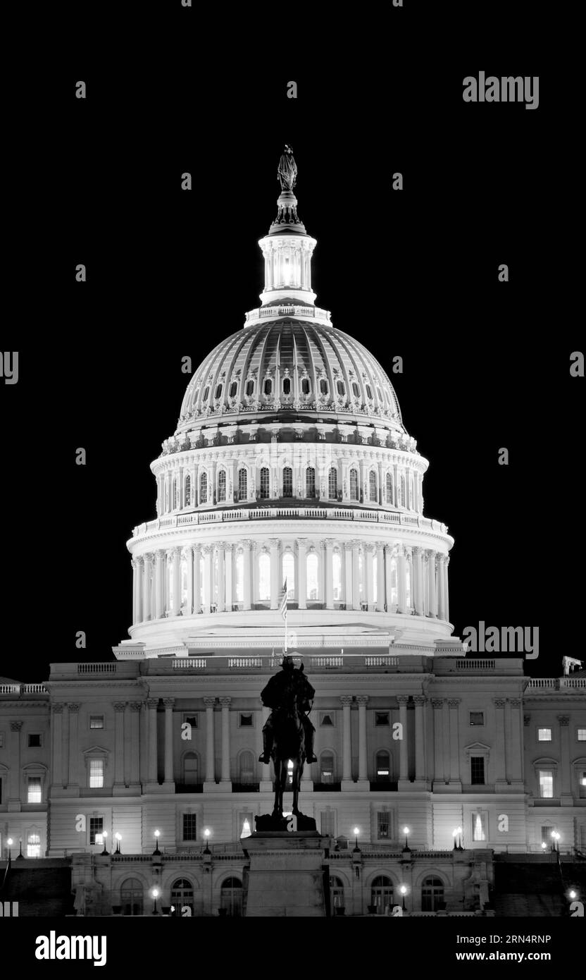 US-Kapitolkuppel bei Nacht, Capitol Hill, Washington DC. Schwarzweißfoto mit beleuchteter Kuppel und Statue vor dunklem Himmel. Stockfoto