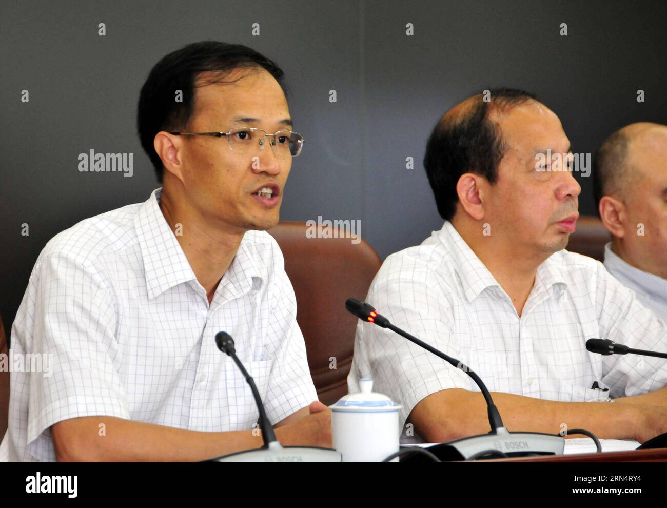 (150529) -- GUANGZHOU, 29. Mai 2015 -- He Jianfeng, ein Beamter des Guangdong Provincial Center for Disease Control and Prevention, spricht auf einer Pressekonferenz über Chinas ersten bestätigten MERS-Fall (Deadly Middle East Respiratory Syndrome) in Guangzhou, der Hauptstadt der südchinesischen Provinz Guangdong, am 29. Mai 2015. Ein Mann aus der Republik Korea (ROK), der verdächtigt wurde, mit dem Virus infiziert zu sein, hat hier in Guangdong, Gesundheitsbehörden bestätigt am Freitag, positiv auf MERS getestet. )(wjq) CHINA-GUANGDONG-MERS CASR-CONFIRMATION (CN) HuangxGuobao PUBLICATIONxNOTxINxCHN 150529 Guangz Stockfoto