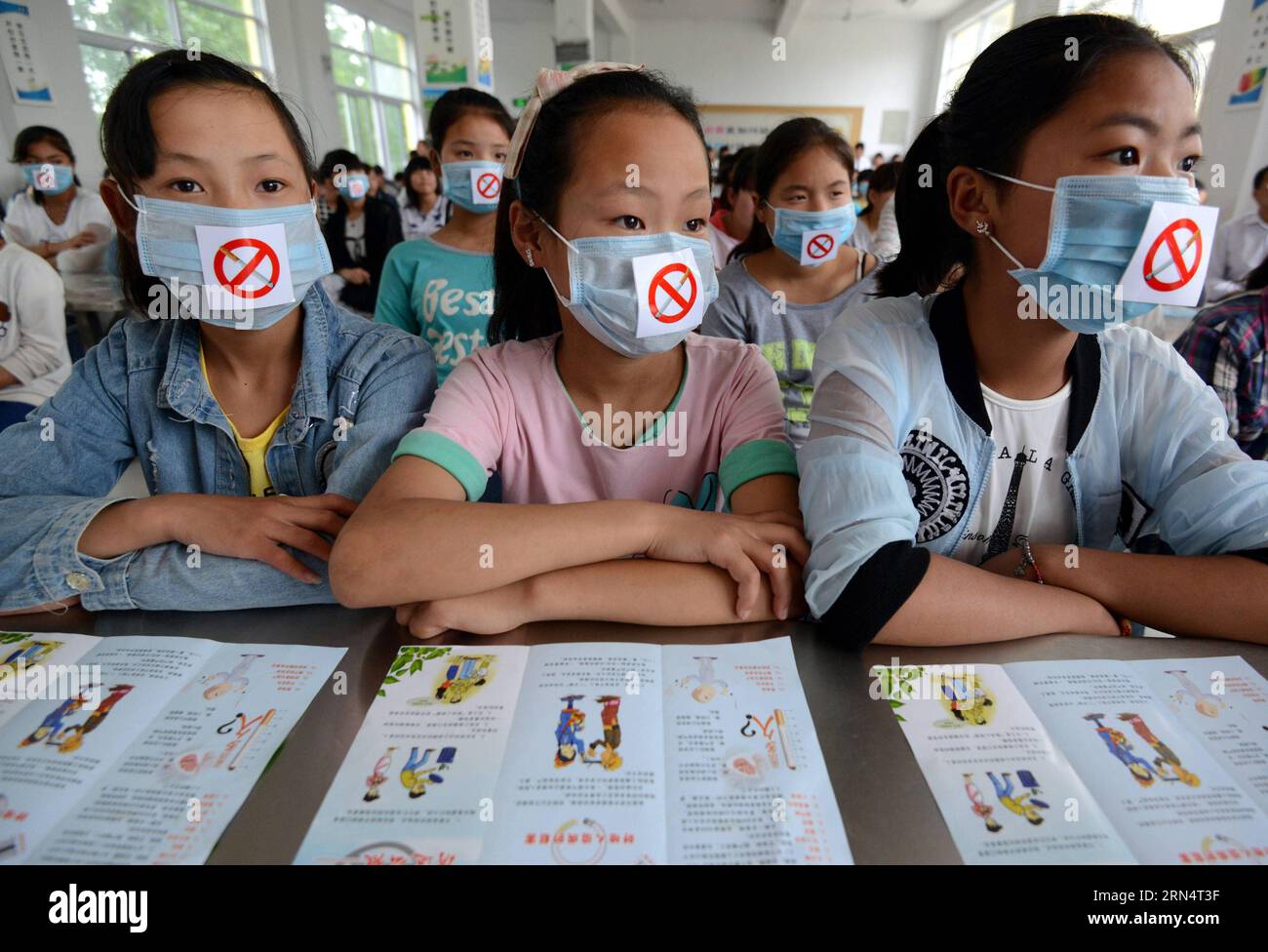 AKTUELLES ZEITGESCHEHEN Weltnichtrauchertag in China (150529) -- FUYANG, 29. Mai 2015 -- Studenten tragen Masken während einer Aktivität zum Welttabak-Tag (WNTD) in Fuyang, ostchinesische Provinz Anhui, 29. Mai 2015. Das WNTD wird jedes Jahr am 31. Mai weltweit beobachtet. (zhs) CHINA-WNTD-ACITIVITY (CN) LuxQijian PUBLICATIONxNOTxINxCHN Nachrichten aktuelle Ereignisse Weltnichttabak-Tag in China 150529 Fuyang Mai 29 2015 Studenten tragen Masken während eines Weltnichttabak-Tages WNTD-Aktivität in Fuyang Ostchina S Anhui Provinz Mai 29 2015 das WNTD WIRD jedes Jahr AUF der ganzen Welt beobachtet Mai 31 zhs China WNT Stockfoto