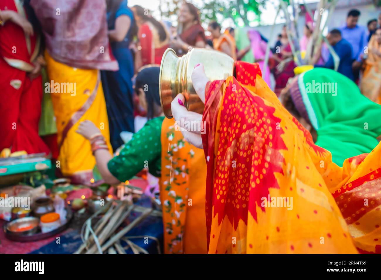 Religiöse Opfer für sonnengott während des Chhath Festivals aus flachem Winkel Stockfoto