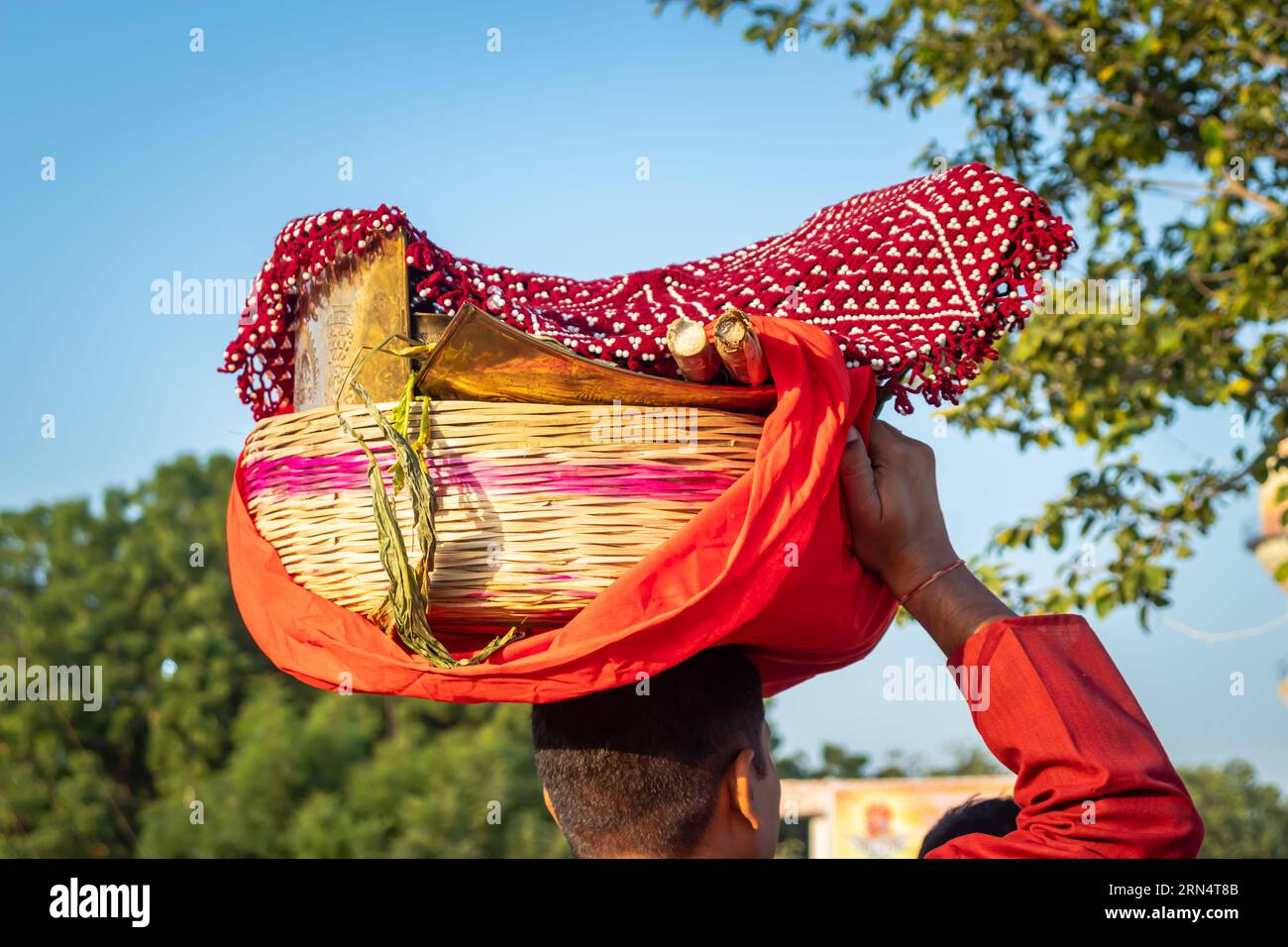 Devotee, der während des Chhath-Festivals aus flachem Winkel für Sonnengott opfert Stockfoto