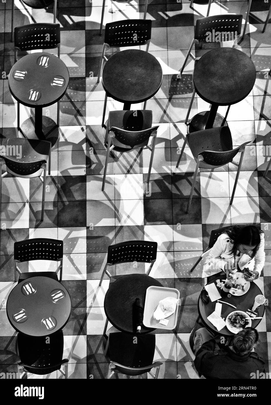 Diners in der Union Station Food Hall, Washington, D.C. Schwarzweißfoto direkt von oben aufgenommen, mit einem Muster von Tischen, Stühlen und Fliesenböden. Stockfoto