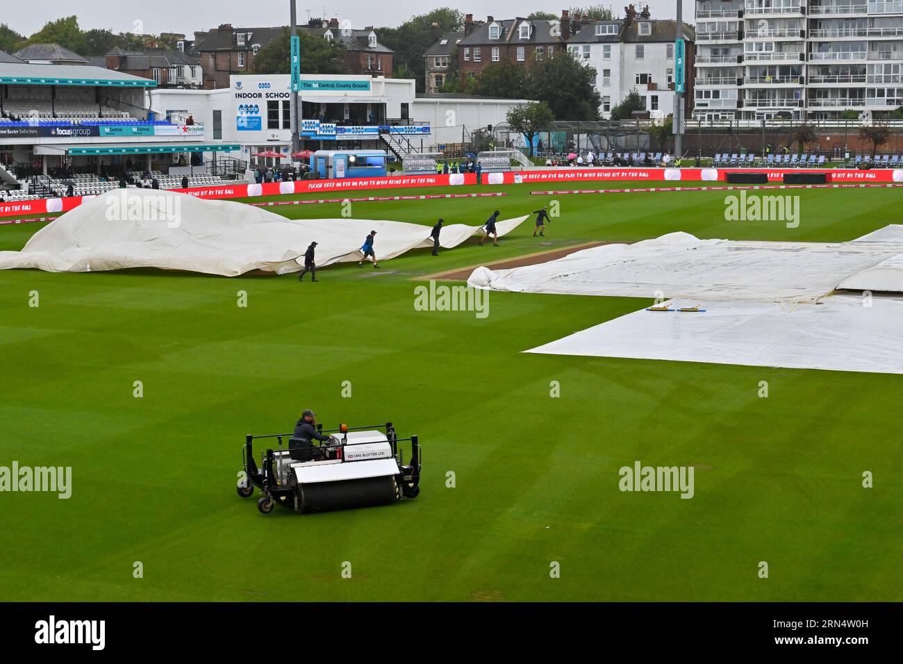 Hove, Vereinigtes Königreich am 31. August 2023. Bodenpersonal inspiziert und bereitet den Boden vor dem Spiel nach starkem Regen vor dem England gegen Sri Lanka Women's International T20 auf dem 1st Central County Ground, Hove, Großbritannien am 31. August 2023 vor. LFP/Alamy Live News Stockfoto