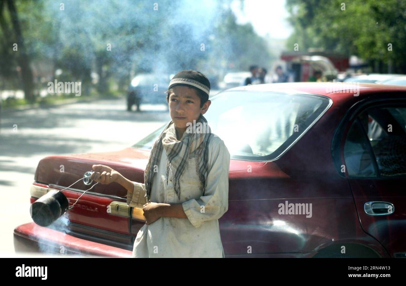 (150531) -- KABUL, 31. Mai 2015 -- ein afghanisches Kind bittet um Geld von Fahrern auf einer Straße in Kabul, Afghanistan, 31. Mai 2015. Im konfliktgeplagten Afghanistan sind Kinder die am stärksten gefährdeten Mitglieder der Gesellschaft, da viele Kinder, die ihre Väter in den Konflikten verlieren, gezwungen waren, ihre Familien zu unterstützen, anstatt zur Schule zu gehen. ) AFGHANISTAN-KABUL-CHILDREN S DAY Omid PUBLICATIONxNOTxINxCHN 150531 Kabul May 31 2015 to Afghan Child bittet um Geld von Fahrern AUF einer Straße in Kabul Afghanistan Mai 31 2015 im KONFLIKT sind die am stärksten gefährdeten Afghanistan-Kinder Stockfoto