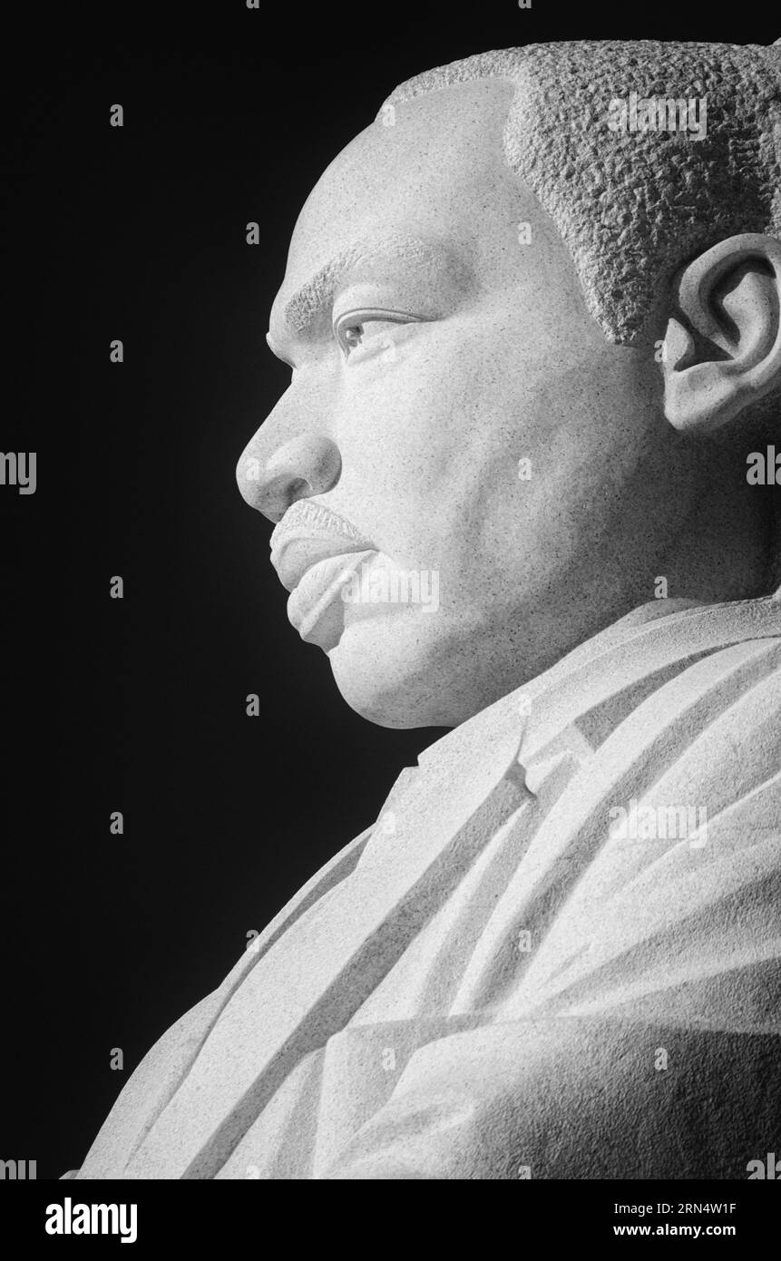 Stone of Hope Statue, MLK Memorial, Washington, D.C. Schwarzweißfoto zeigt eine Nahaufnahme der geschnitzten Steinwand vor dunklem Hintergrund. Stockfoto