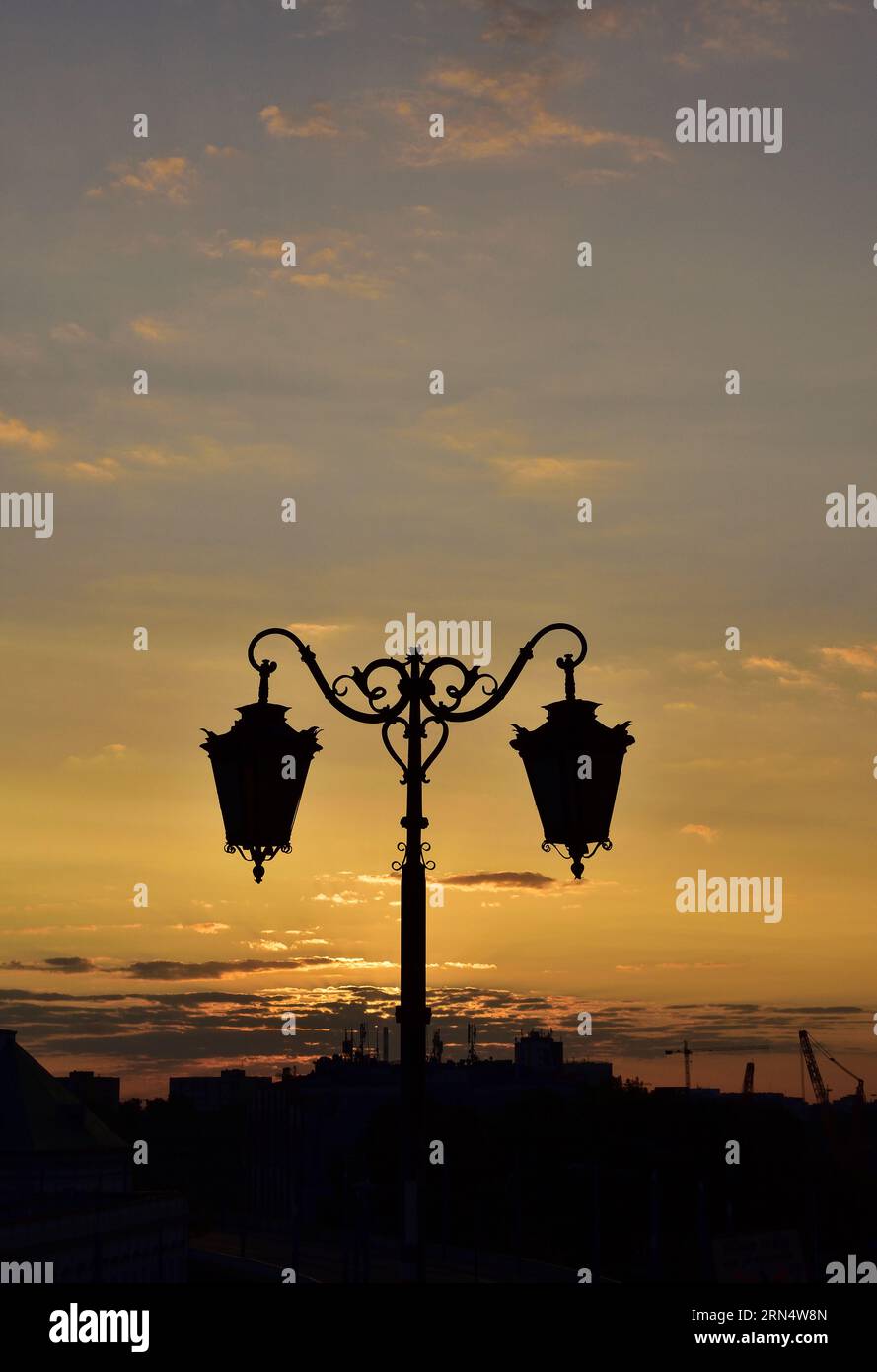 Kunstvoll verzierte Lampe in der Nähe des Königlichen Palastes in Warschau, Polen bei Sonnenaufgang, vertikal Stockfoto