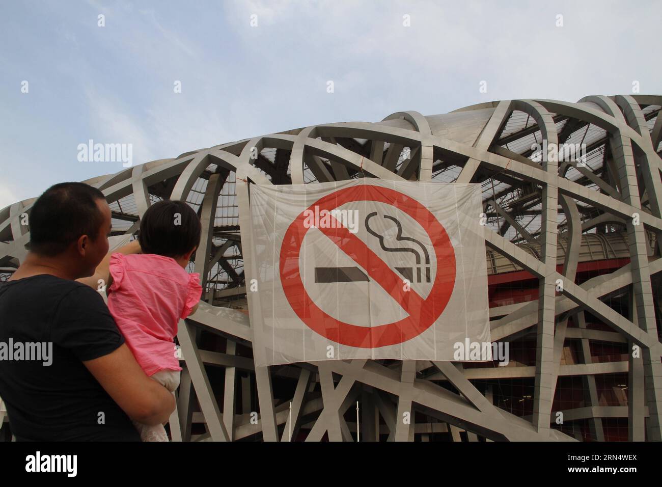 AKTUELLES ZEITGESCHEHEN Peking - Neues Nichtrauchergesetz in China (150601) -- PEKING, 1. Juni 2015 -- auf dem ikonischen Vogelnest-Nationalstadion in Peking, Hauptstadt Chinas, 1. Juni 2015, sind Rauchverbote zu sehen. Am 1. Juni trat in Peking ein neues Rauchverbot in Kraft. Das neue Rauchverbot, das bisher härteste des Landes, verbietet das Rauchen in allen öffentlichen Innenräumen, Arbeitsplätzen und öffentlichen Verkehrsmitteln der Stadt. Nach dem Verbot schloss der Flughafen der Hauptstadt am Montag drei Raucherzimmer in seinen drei Terminals und eröffnete 11 Raucherbereiche im Freien. ) (ZKR) CHINA-PEKING-RAUCHVERBOT (CN) Stockfoto