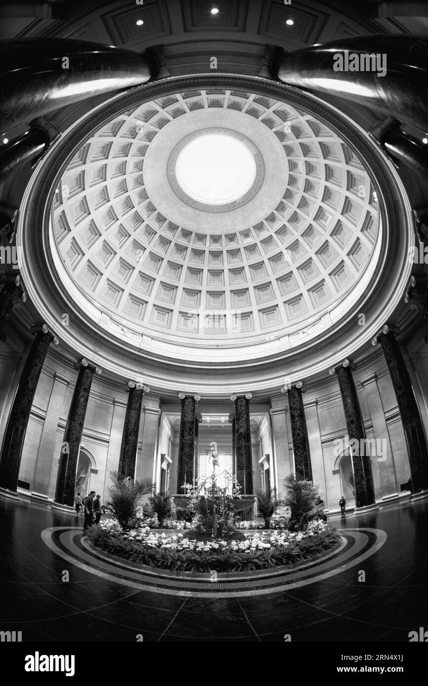 Rotunde Kuppel, National Gallery of Art, Washington, D.C. Schwarzweißfoto zeigt einen symmetrischen Blick auf die Kassettenkuppel und den oculus. Stockfoto