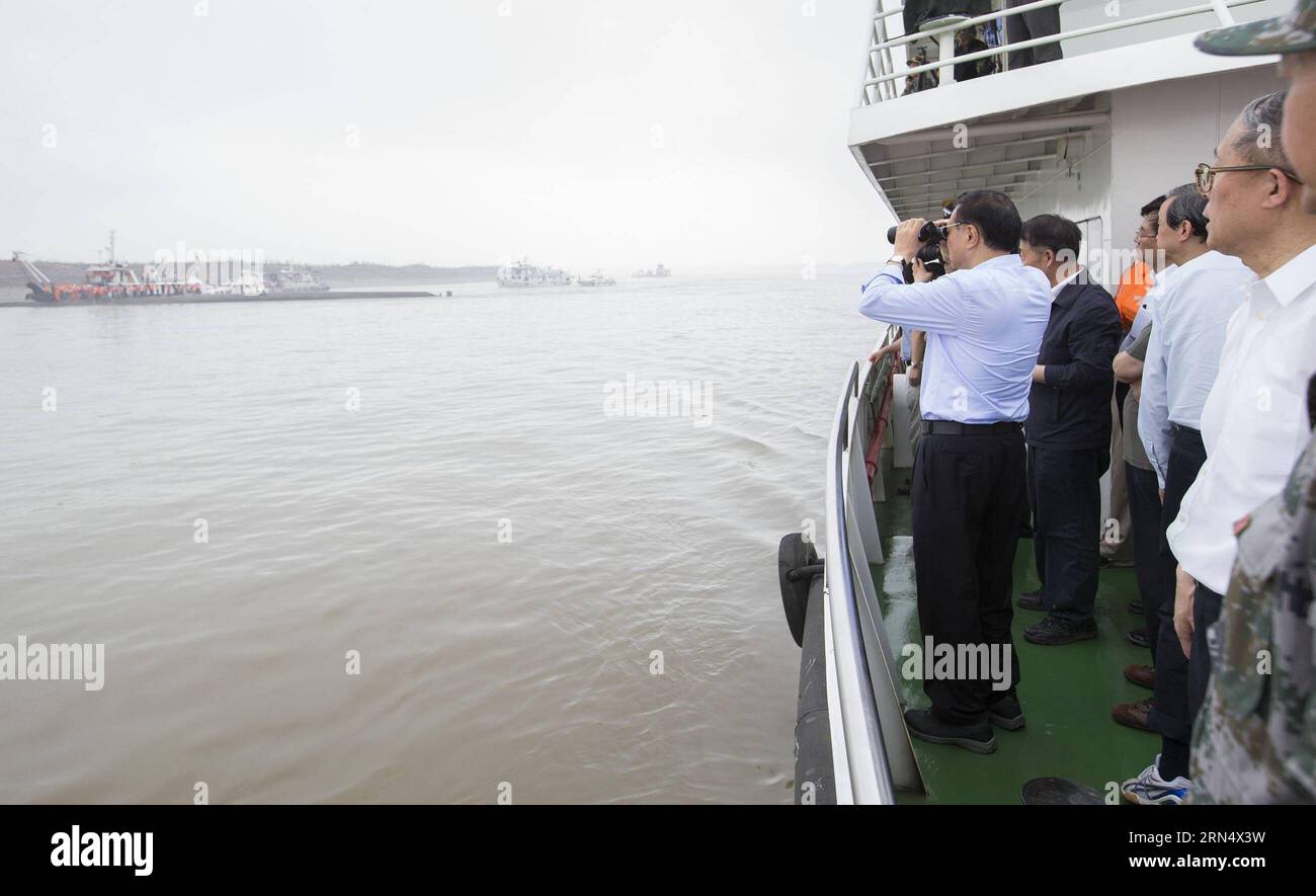 (150602) -- JIANLI, 2. Juni 2015 -- der chinesische Premier Li Keqiang (1. L) gibt Anweisungen zur Such- und Rettungsarbeit auf einem Schiff an der Stelle eines umgestürzten Schiffes im Jianli-Abschnitt des Yangtze-Flusses in der zentralchinesischen Provinz Hubei, 2. Juni 2015. Eine 65-jährige Frau wurde von einem Frogman gerettet. Das Schiff, Dongfangzhixing oder Eastern Star genannt, sank am Montag um 1328 Uhr (GMT) im Jianli-Abschnitt des Jangtze-Flusses. Mit 405 Passagieren, fünf Reisebüromitarbeitern und 47 Besatzungsmitgliedern fuhr das Schiff von Nanjing, der Hauptstadt der ostchinesischen Provinz Jiangsu, in Richtung Süden Stockfoto