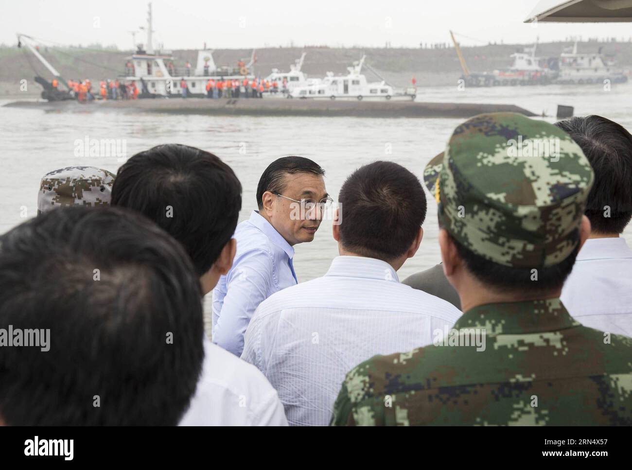 (150602) -- JIANLI, 2. Juni 2015 -- der chinesische Premier Li Keqiang (C) gibt Anweisungen zur Such- und Rettungsarbeit auf einem Schiff an der Stelle eines umgestürzten Schiffes im Abschnitt Jianli des Yangtze-Flusses in der zentralchinesischen Provinz Hubei, 2. Juni 2015. Eine 65-jährige Frau wurde von einem Frogman gerettet. Das Schiff, Dongfangzhixing oder Eastern Star genannt, sank am Montag um 1328 Uhr (GMT) im Jianli-Abschnitt des Jangtze-Flusses. Mit 405 Passagieren, fünf Reisebüromitarbeitern und 47 Besatzungsmitgliedern fuhr das Schiff von Nanjing, der Hauptstadt der ostchinesischen Provinz Jiangsu, in Richtung Südwest-CH Stockfoto
