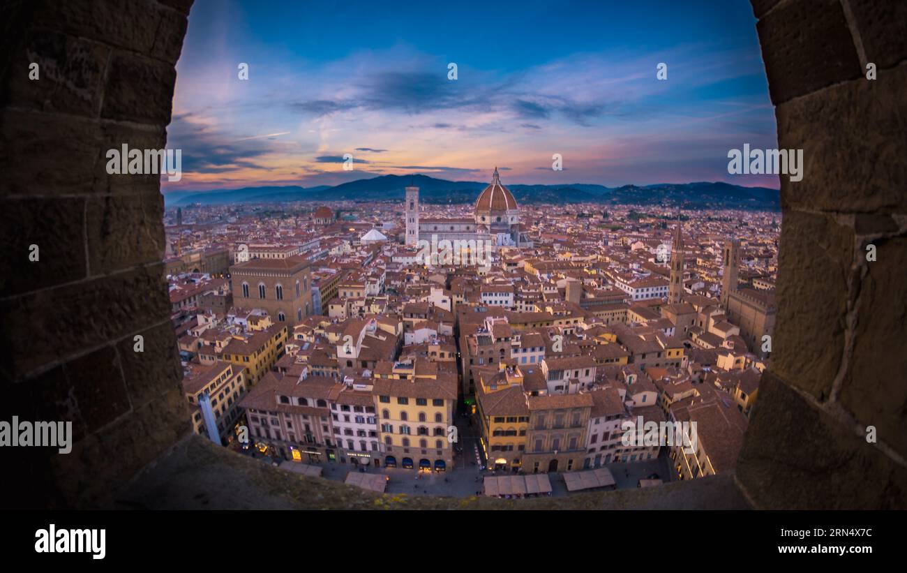 Erleben Sie den zeitlosen Charme von Florenz, Italien, auf diesem atemberaubenden Foto, das von den Höhen des Arnolfo-Turms aufgenommen wurde. Bestaunen Sie die Stadt Stockfoto