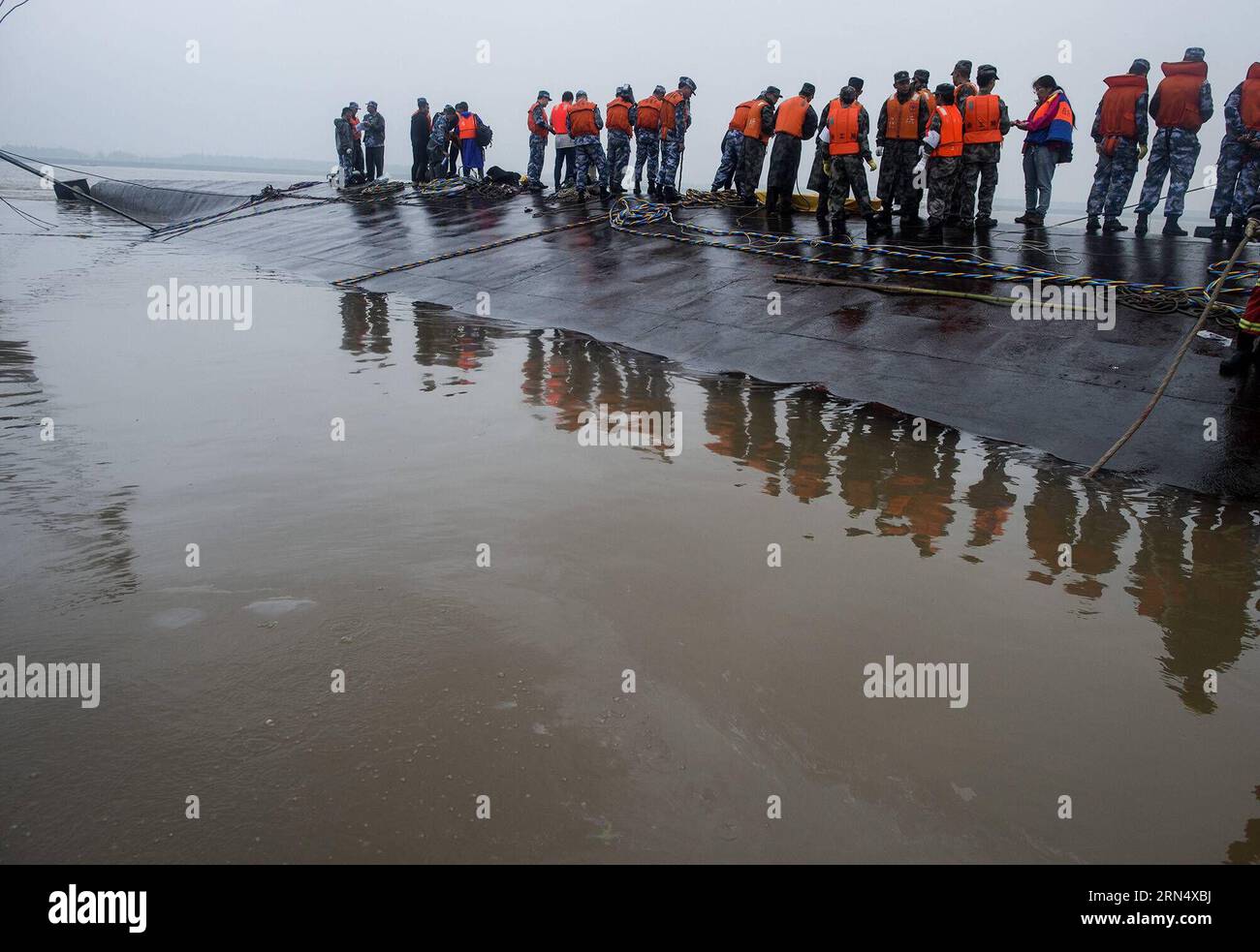 (150603) -- JIANLI, 3. Juni 2015 -- Rettungskräfte arbeiten am Standort des umgestürzten Schiffes im Jianli-Abschnitt des Jangtze-Flusses, Provinz Hubei in Zentralchina, 3. Juni 2015. An Bord des Passagierschiffs Eastern Star waren mehr als 450 Menschen, als es innerhalb von ein oder zwei Minuten nach einem Tornado in Jianli, Provinz Hubei, sank, so der Kapitän und Chefingenieur des Schiffs, die beide überlebten. Bis Dienstagabend waren 14 Menschen gerettet worden, sieben weitere wurden als tot bestätigt und etwa 430 wurden bei der schlimmsten Schifffahrtskatastrophe seit fast sieben Jahrzehnten vermisst. Mehr als 4.600 r Stockfoto