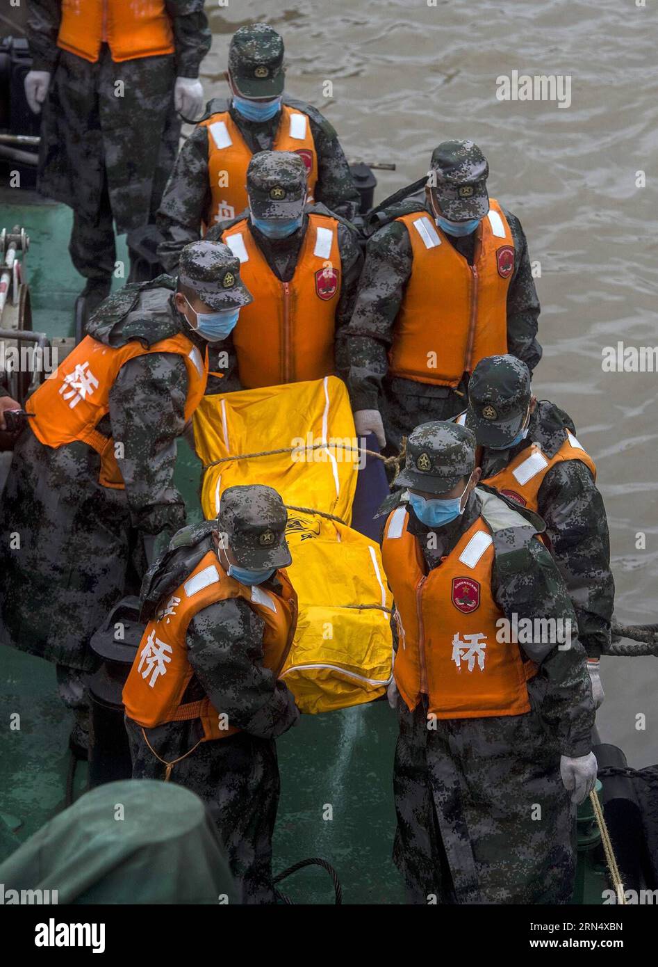 (150603) -- JIANLI, 3. Juni 2015 -- Rettungskräfte versuchen, eine Leiche am Standort des umgestürzten Schiffes im Jianli-Abschnitt des Jangtze-Flusses in der zentralchinesischen Provinz Hubei am 3. Juni 2015 zu tragen. An Bord des Passagierschiffs Eastern Star waren mehr als 450 Menschen, als es innerhalb von ein oder zwei Minuten nach einem Tornado in Jianli, Provinz Hubei, sank, so der Kapitän und Chefingenieur des Schiffs, die beide überlebten. Bis Dienstagabend waren 14 Menschen gerettet worden, sieben weitere wurden als tot bestätigt und etwa 430 wurden in der für fast sieben Deka schlimmsten Schiffskatastrophe vermisst Stockfoto