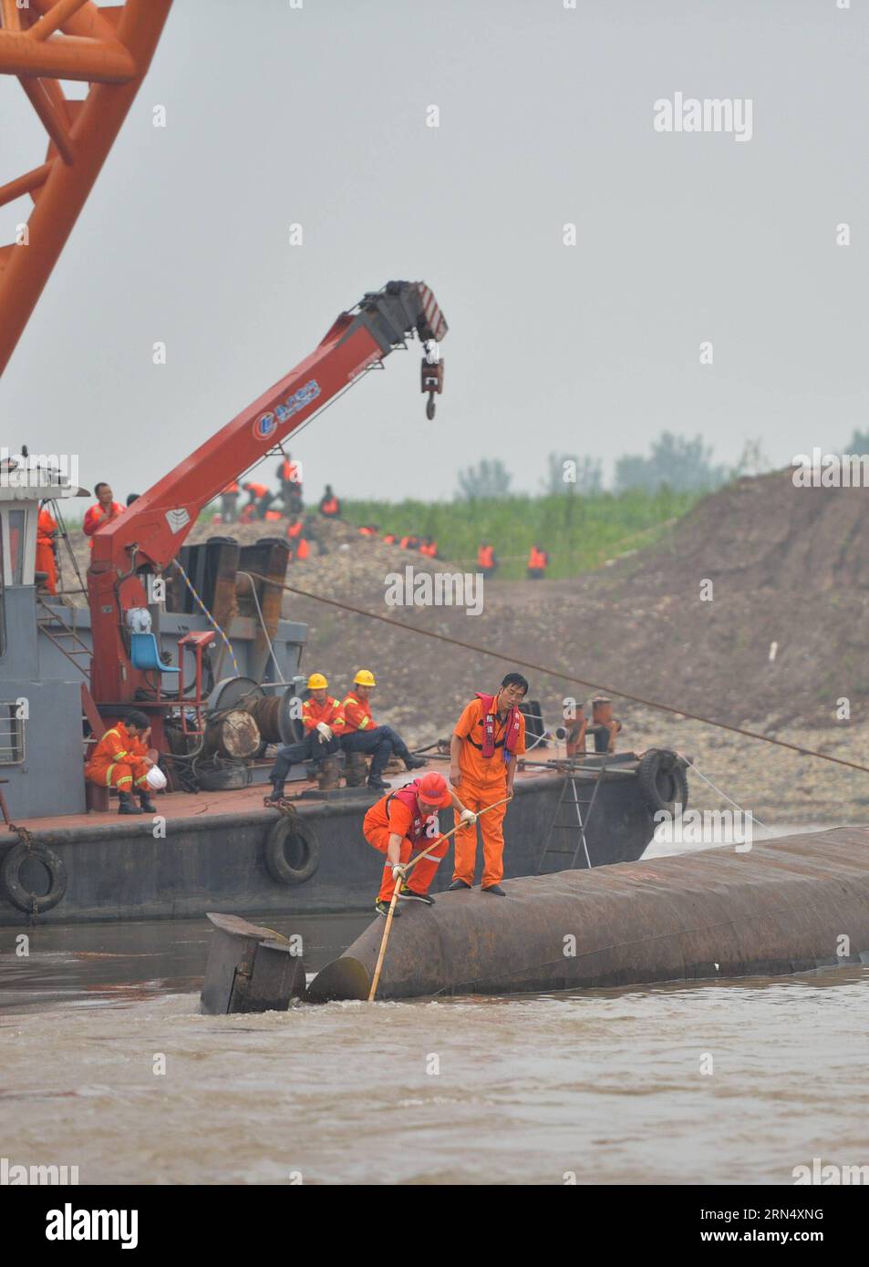 (150603) -- JIANLI, 3. Juni 2015 -- Retter werden auf dem Kreuzfahrtschiff Eastern Star gesehen, das am späten Montag im Jianli-Abschnitt des Yangtze-Flusses in der zentralchinesischen Provinz Hubei, 3. Juni 2015, kenterte. Die Rettungskräfte haben nur 14 Überlebende gefunden und bisher 26 Leichen gefunden, sodass über 400 Menschen immer noch nicht erfasst wurden. ) (wyo) CHINA-HUBEI-CAPSIZED SHIP-RESCUE (CN) BaixYu PUBLICATIONxNOTxINxCHN 150603 Jianli 3. Juni 2015 Rettung sind Seen AUF dem Kreuzfahrtschiff Eastern Star Thatcher kenterte AM späten Montag in der Jianli-Sektion des Yangtze in der zentralchinesischen Provinz S Hubei. Juni 3 Stockfoto