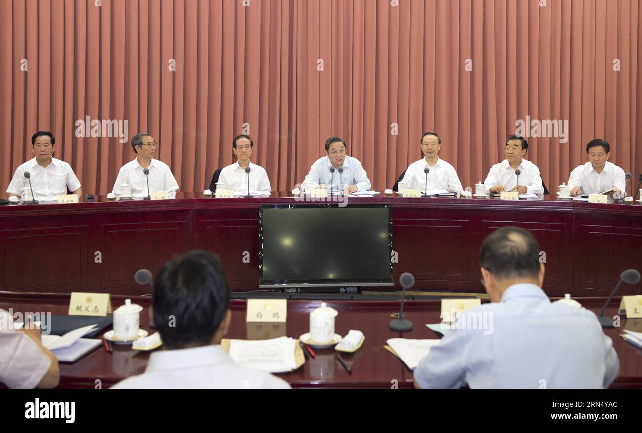 (150604) -- PEKING, 4. Juni 2015 -- Yu Zhengsheng (C hinten), Vorsitzender des Nationalen Komitees der Politischen Konsultativkonferenz des chinesischen Volkes, leitet eine zweiwöchentliche Konsultationssitzung, um die Behandlung und Prävention der Echinokokkose zu erörtern, einer parasitären Erkrankung, die durch die Larvenstadien eines Hundebandwurms verursacht wird. in Peking, Hauptstadt Chinas, 4. Juni 2015. ) (Zkr) CHINA-BEIJING-YU ZHENGSHENG-CPPCC- ZWEIWÖCHENTLICHE SITZUNG (CN) XiexHuanchi PUBLICATIONxNOTxINxCHN Peking 4. Juni 2015 Yu Zheng Sheng C Kontervorsitzender des Nationalen Komitees der chinesischen Prominenten S politischer Konsul Stockfoto