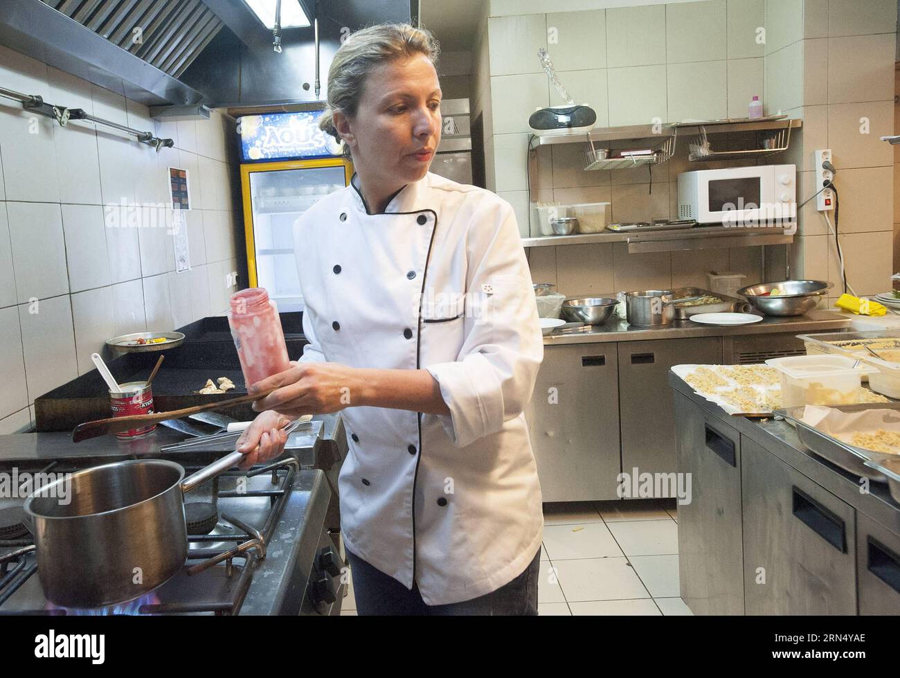 Tamara Tekuna Gachechiladze, auch bekannt als die Königin der georgischen Fusionsküche, kocht während des 10. Sani Gourment Festivals, das am 16. Mai 2015 im Sani Resort auf der Halbinsel Chalkidiki in Nordgriechenland stattfindet. Das Foto ist mit der Feature Story Feature zu gehen: Silk Road Gastronomie hilft Griechenland woo int l Touristen . ) GRIECHENLAND-SEIDE STRASSE-GASTRONOMIE LiuxYongqiu PUBLICATIONxNOTxINxCHN Tamara Gachechiladze, auch bekannt als die Königin der Verschmelzung georgische Küche Köche während des 10. Sani Gourment Festival Hero im Sani Resort auf der Chalkidiki Halbinsel in Nordgriechenland AM 16. Mai 2015 das Foto IST zu Stockfoto