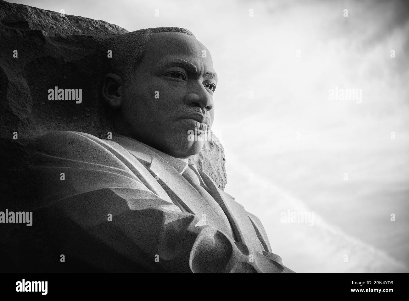 Martin Luther King Jr. Statue am MLK Memorial, Washington, D.C. Schwarzweißfoto, das eine Nahaufnahme der geschnitzten Steinfigur zeigt. Stockfoto
