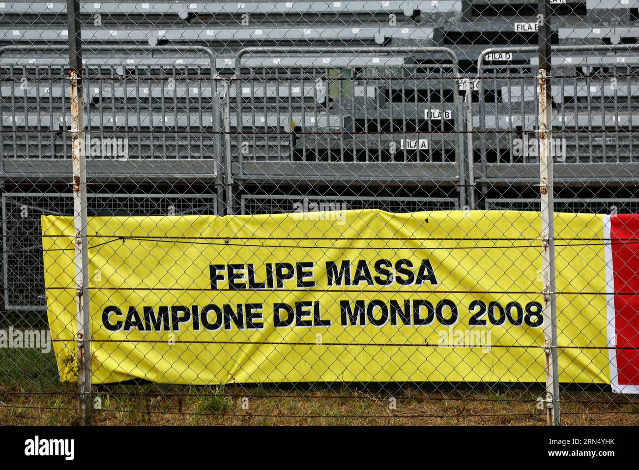 Monza, Italien. August 2023 31. Circuit Atmosphere – Ein Banner zur Unterstützung von Felipe Massa (BRA) und seinem Wunsch, die F1-Weltmeisterschaft 2008 zu gewinnen. 31.08.2023. Formel-1-Weltmeisterschaft, Rd 15, Grand Prix Von Italien, Monza, Italien, Vorbereitungstag. Auf dem Foto sollte Folgendes stehen: XPB/Press Association Images. Quelle: XPB Images Ltd/Alamy Live News Stockfoto