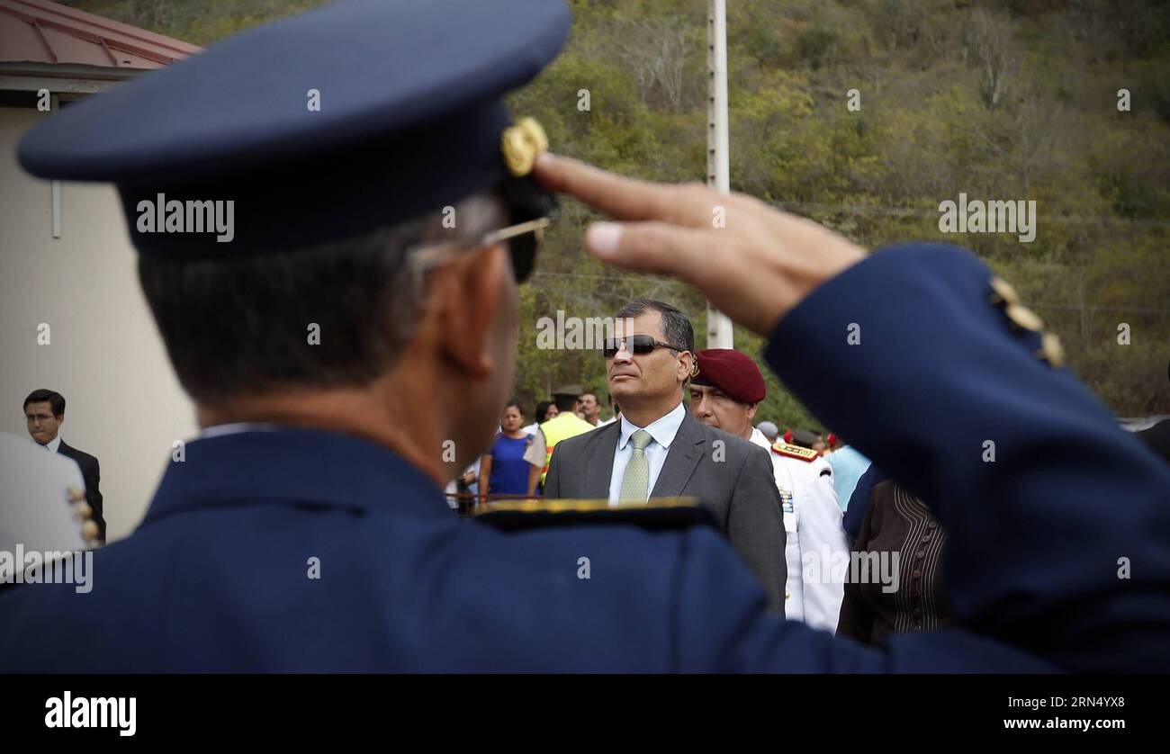 (150605) -- MONTECRISTI, 5. Juni 2015 -- ecuadorianischer Präsident Rafael Correa (hinten), erhält Ehrungen während der zivil-militärischen Parade anlässlich des 120. Jahrestages der Liberalen Revolution in den Einrichtungen von Ciudad Alfaro in Montecristi, Provinz Manabi, Ecuador, am 5. Juni 2015. Santiago Armas) (jg) ECUADOR-MONTECRISTI-POLITICS-COMMEMORATION e SANTIAGOxARMAS PUBLICATIONxNOTxINxCHN MONTECRISTI 5. Juni 2015 der ecuadorianische Präsident Rafael Correa Rear erhält anlässlich des 120. Jahrestages der Liberalen Revolution IN Ciudad Alfaro seinen Ehrenpreis Stockfoto