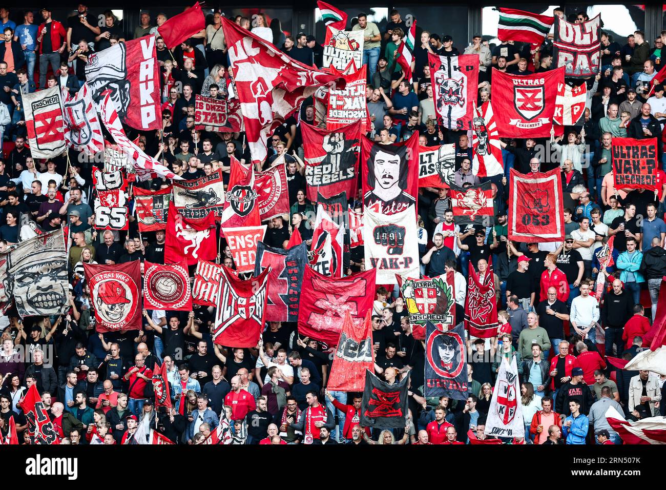 ENSCHEDE - Fans des FC Twente während des Play-offs der UEFA Conference League zwischen dem FC Twente und Fenerbahce SK im Stadion de Grolsch Veste am 31. August 2023 in Enschede, Niederlande. ANP VINCENT JANNINK Stockfoto