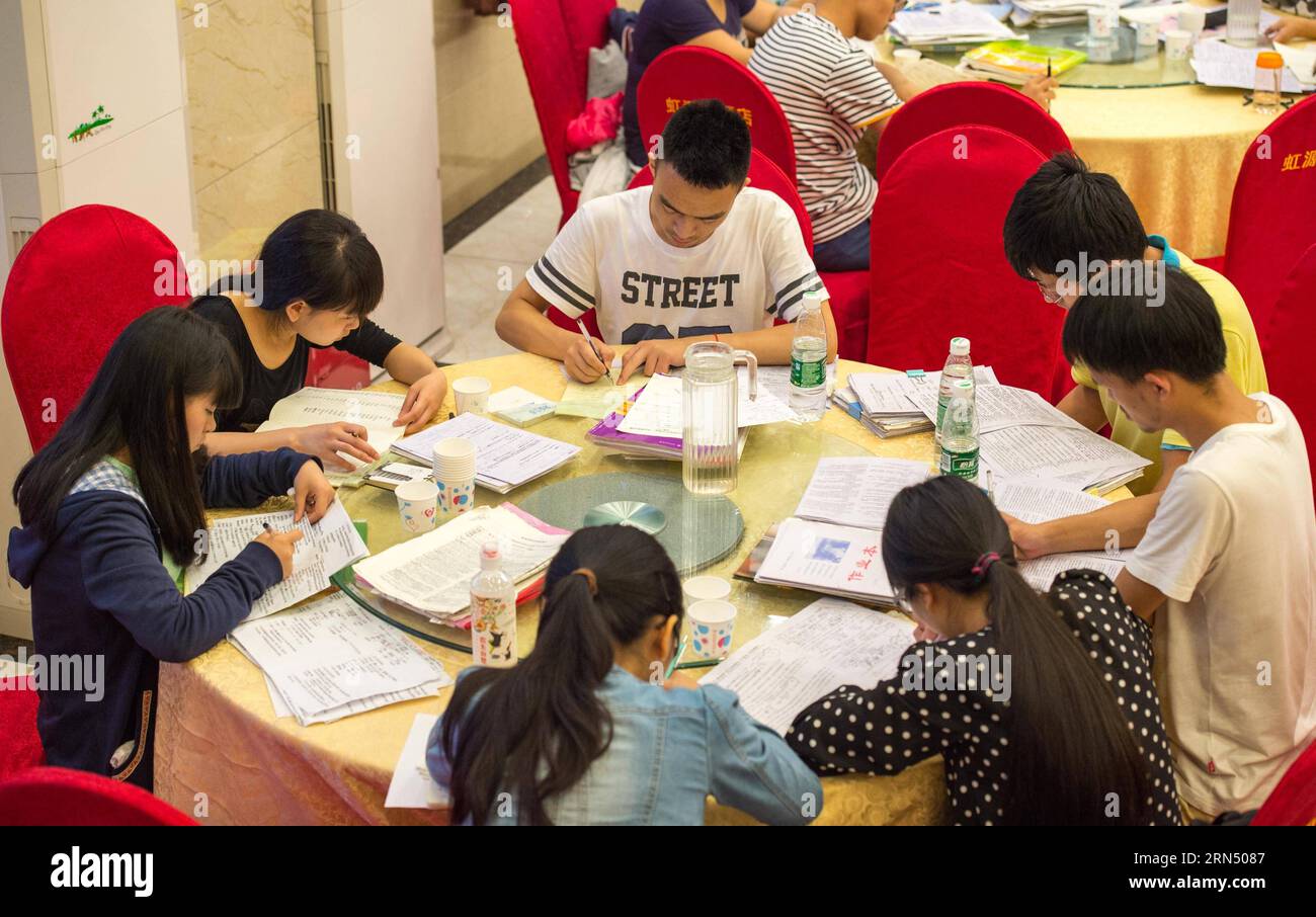 (150606) -- CHONGQING, 6. Juni 2015 -- Studenten bereiten sich auf die kommenden nationalen Hochschuleintrittsprüfungen in der Halle eines Hotels im Bishan District von Chongqing, Südwestchina, am 6. Juni 2015, einen Tag vor den Prüfungen vor. Etwa 1300 Schüler der Laifeng High School besuchten die Prüfung am 7. Und 8. Juni im Bezirk Bishan, einem 20 Kilometer von ihrer Schule entfernten Ort. Daher buchten die meisten Schüler Hotels in der Nähe des Prüfungsplatzes und bereiteten sich auf die Prüfung in der letzten Nacht vor. ) (Zkr) CHINA-CHONGQING-COLLEGE ENTRANCE EXAMENSVORBEREITUNG (CN) LiuxChan PUBLICATIONxNOTxINxCHN Chongqing 6 Juni 2015 Studenten Stockfoto