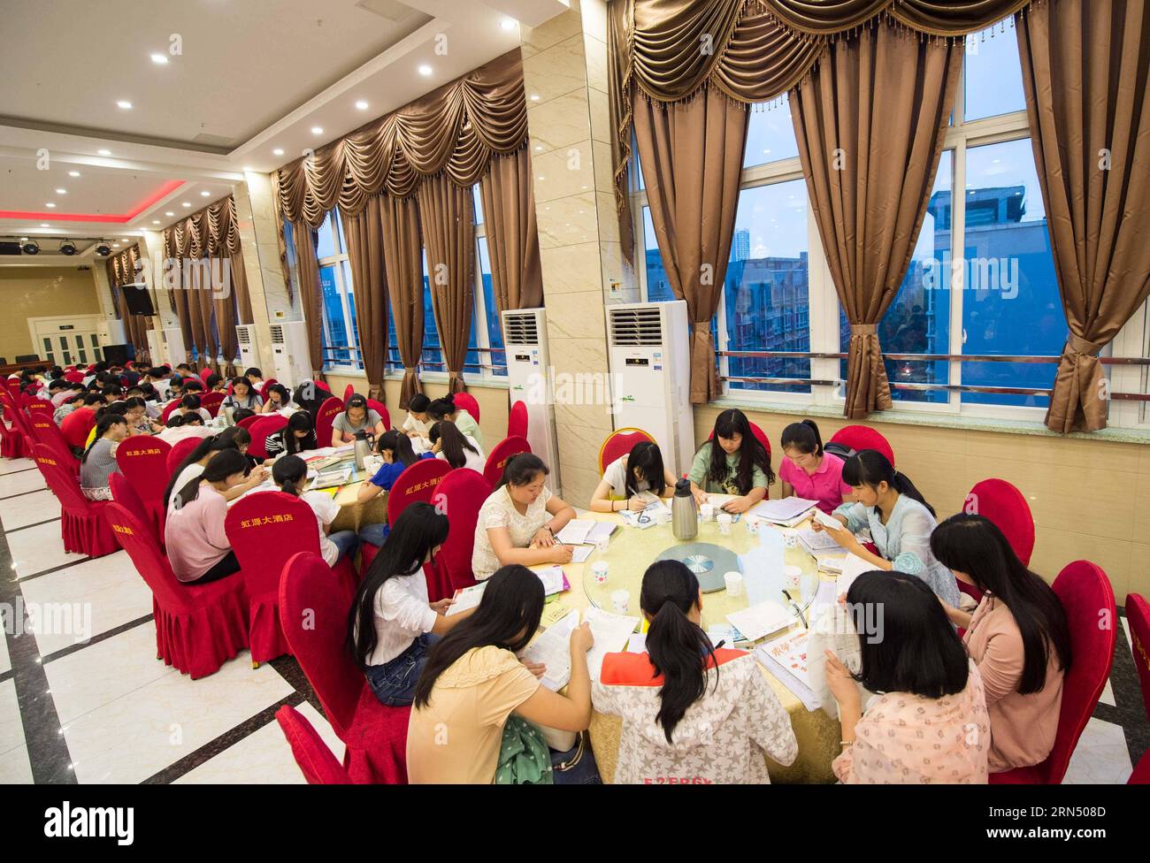 (150606) -- CHONGQING, 6. Juni 2015 -- Studenten bereiten sich auf die kommenden nationalen Hochschuleintrittsprüfungen in der Halle eines Hotels im Bishan District von Chongqing, Südwestchina, am 6. Juni 2015, einen Tag vor den Prüfungen vor. Etwa 1300 Schüler der Laifeng High School besuchten die Prüfung am 7. Und 8. Juni im Bezirk Bishan, einem 20 Kilometer von ihrer Schule entfernten Ort. Daher buchten die meisten Schüler Hotels in der Nähe des Prüfungsplatzes und bereiteten sich auf die Prüfung in der letzten Nacht vor. ) (Zkr) CHINA-CHONGQING-COLLEGE ENTRANCE EXAMENSVORBEREITUNG (CN) LiuxChan PUBLICATIONxNOTxINxCHN Chongqing 6 Juni 2015 Studenten Stockfoto