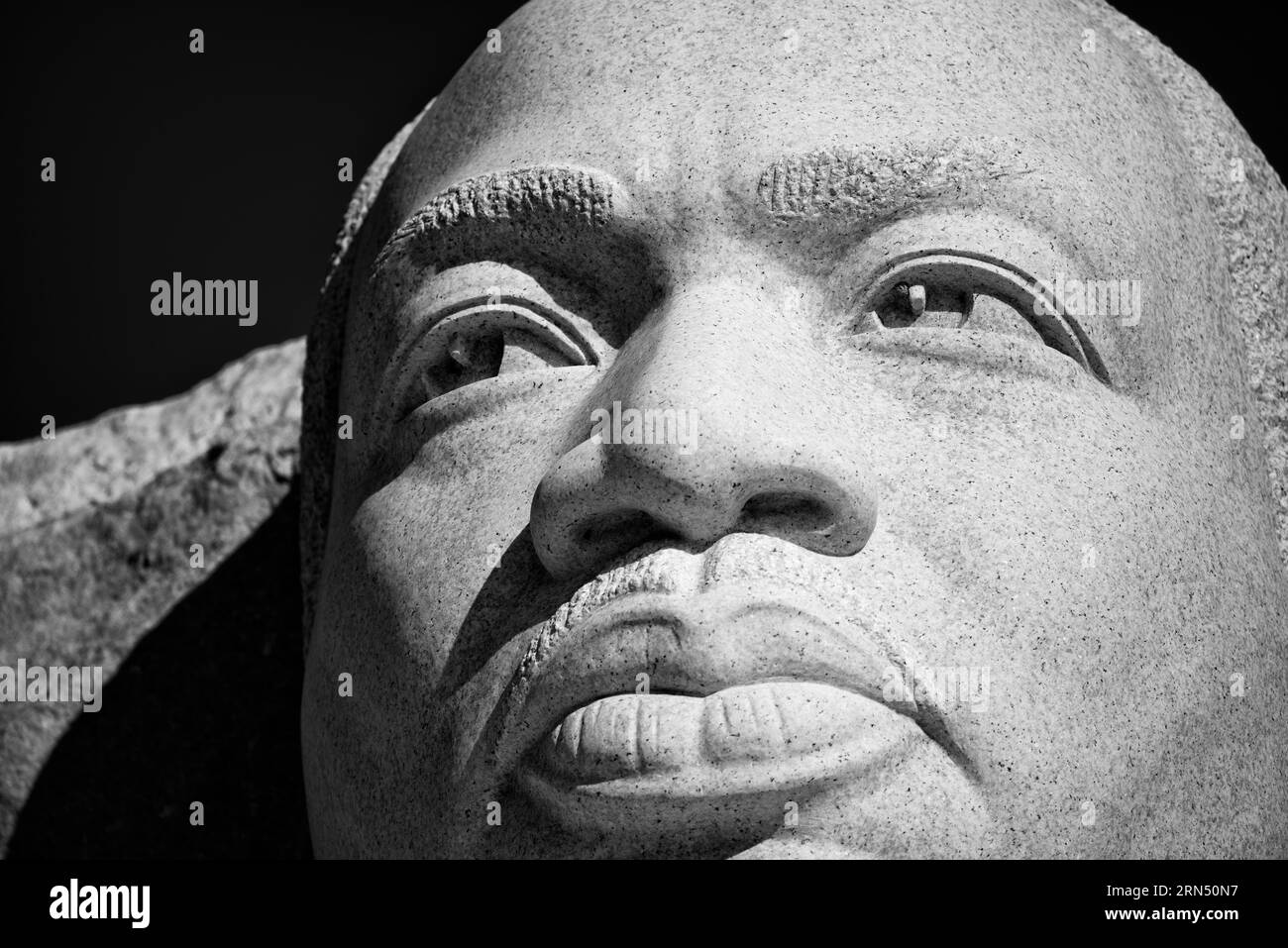 Martin Luther King Jr. Statue, MLK Memorial, Washington. Schwarzweiß-Foto, das eine Nahaufnahme des Gesichts der Statue mit starken Schatten zeigt. Stockfoto
