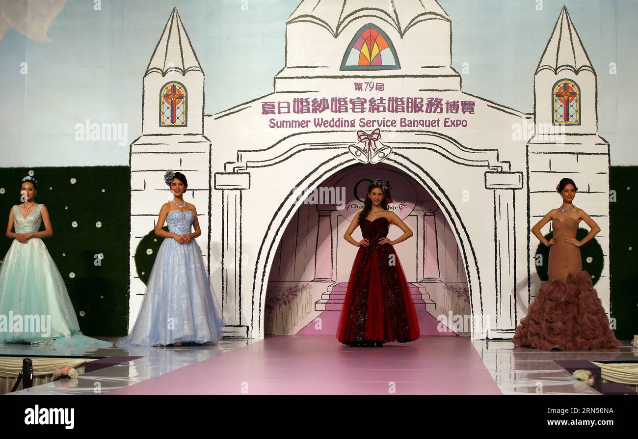 Modelle zeigen Hochzeitskleider während einer hochzeitsmesse in Hong Kong, Südchina, 6. Juni 2015. Viele Hochzeitskleidermarken zeigen ihre neuen Kreationen auf einer Show vom 6. Bis 7. Juni.) (Zkr) CHINA-HONG KONG-WEDDING DRESS-SHOW(CN) LixPeng PUBLICATIONxNOTxINxCHN Models zeigen Hochzeitskleider während einer Hochzeitsservice EXPO in Hong Kong South China Juni 6 2015 VIELE Brautkleidermarken zeigen ihre neuen Kreationen BEI einer Show AM 6. Bis 7. Juni CCR China Hong Kong Wedding Dress Show CN LixPeng PUBLATIONxNOTxCHINxCHN Stockfoto