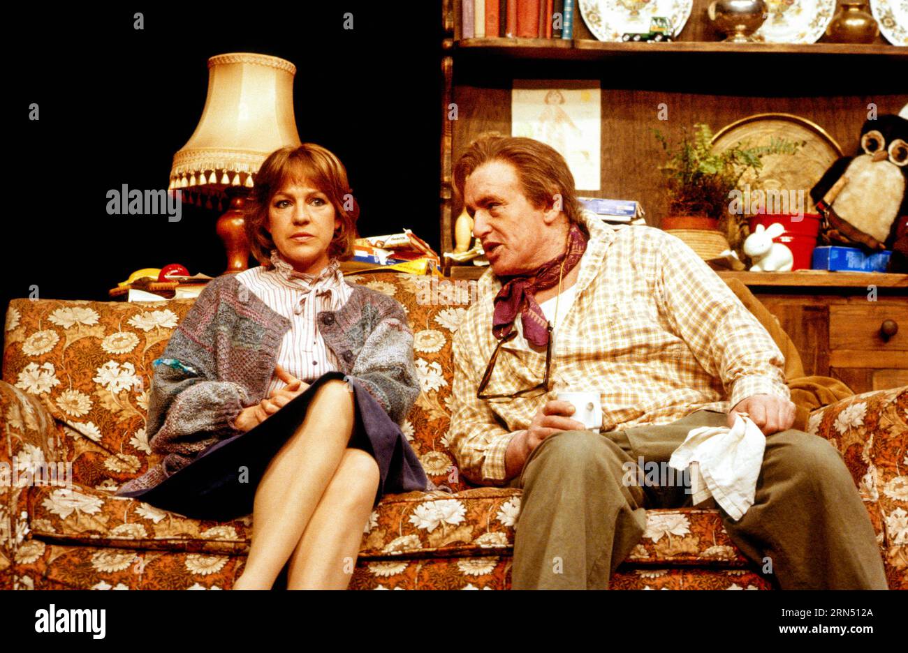 Polly Hemingway (Hannah Llewellyn), Colin Blakely (Dafydd AP Llewellyn) in Einem CHOR DER MISSBILLIGUNG von Alan Ayckbourn im Lyric Theatre, London W1 04/06/1986 Bühnenbild: Alan Tagg Kostüme: Lindy Hemming Beleuchtung: Mick Hughes Regisseur: Alan Ayckbourn Stockfoto