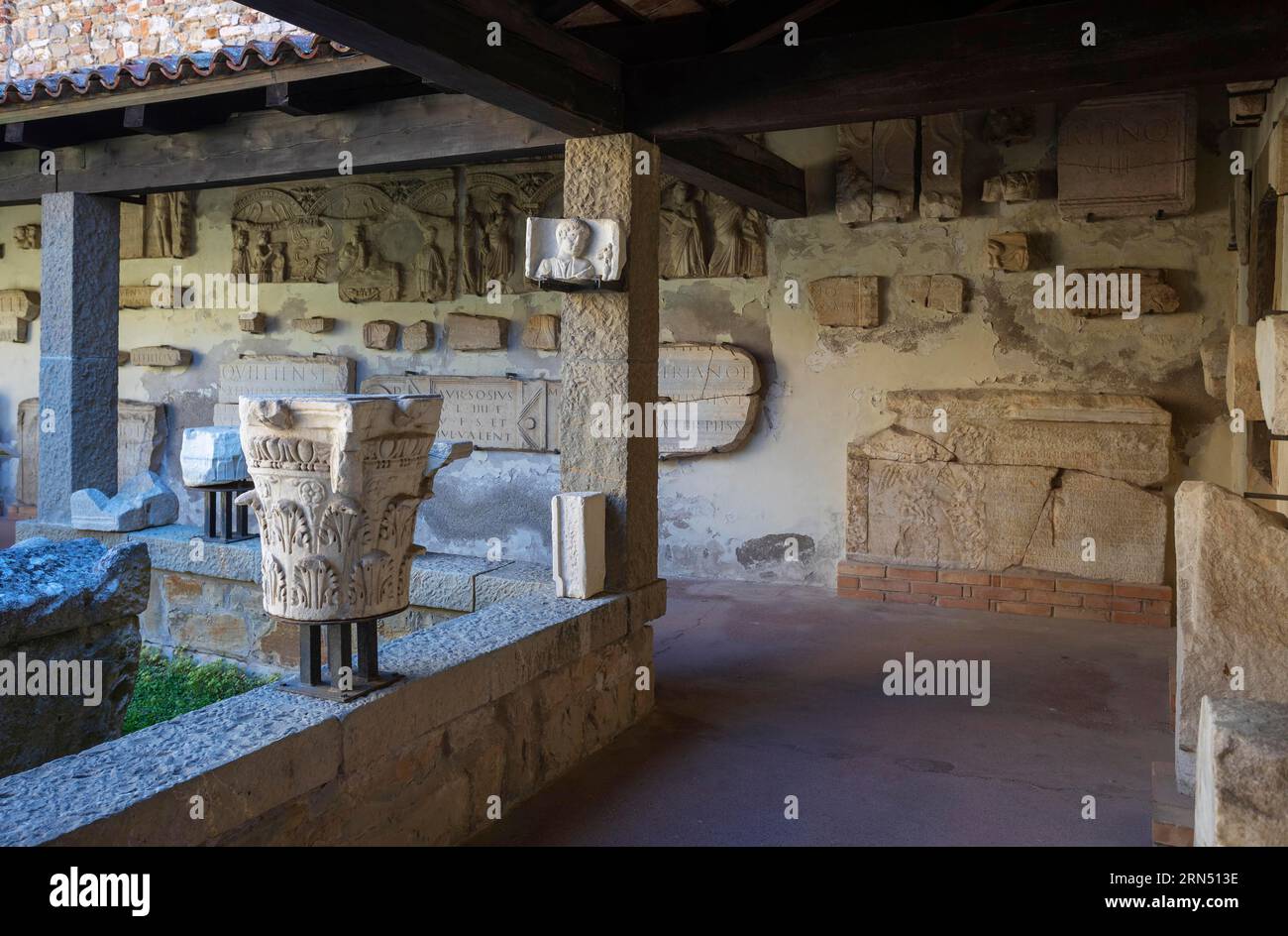 Antike Fragmente von Skulpturen im Grado Lapidarium, Basilika di Sant Eufemia, Grado, Friaul-Julisch Venetien, Italien Stockfoto