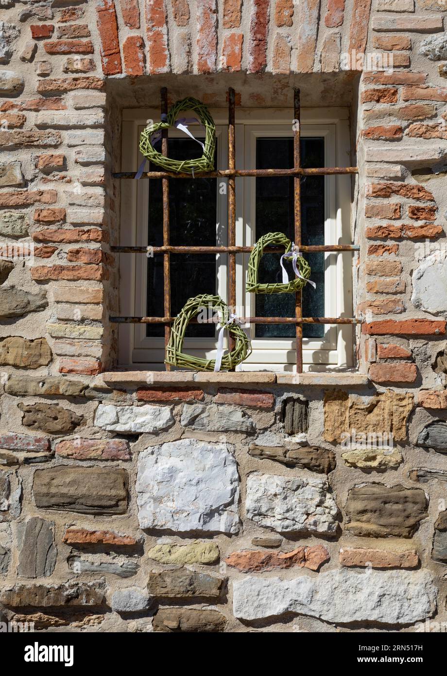 Casa della musica, Steinmauer mit Fensterdekoration im Haus der Musik in der Altstadt von Grado, Friaul-Julisch Venetien, Italien Stockfoto