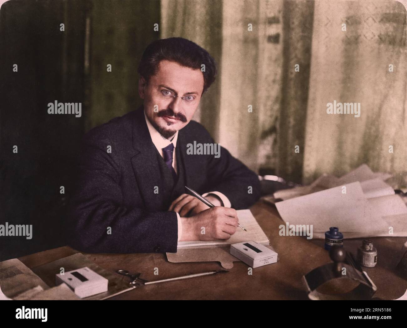 Leon Trotsky an einem Schreibtisch 1917-18. Stockfoto