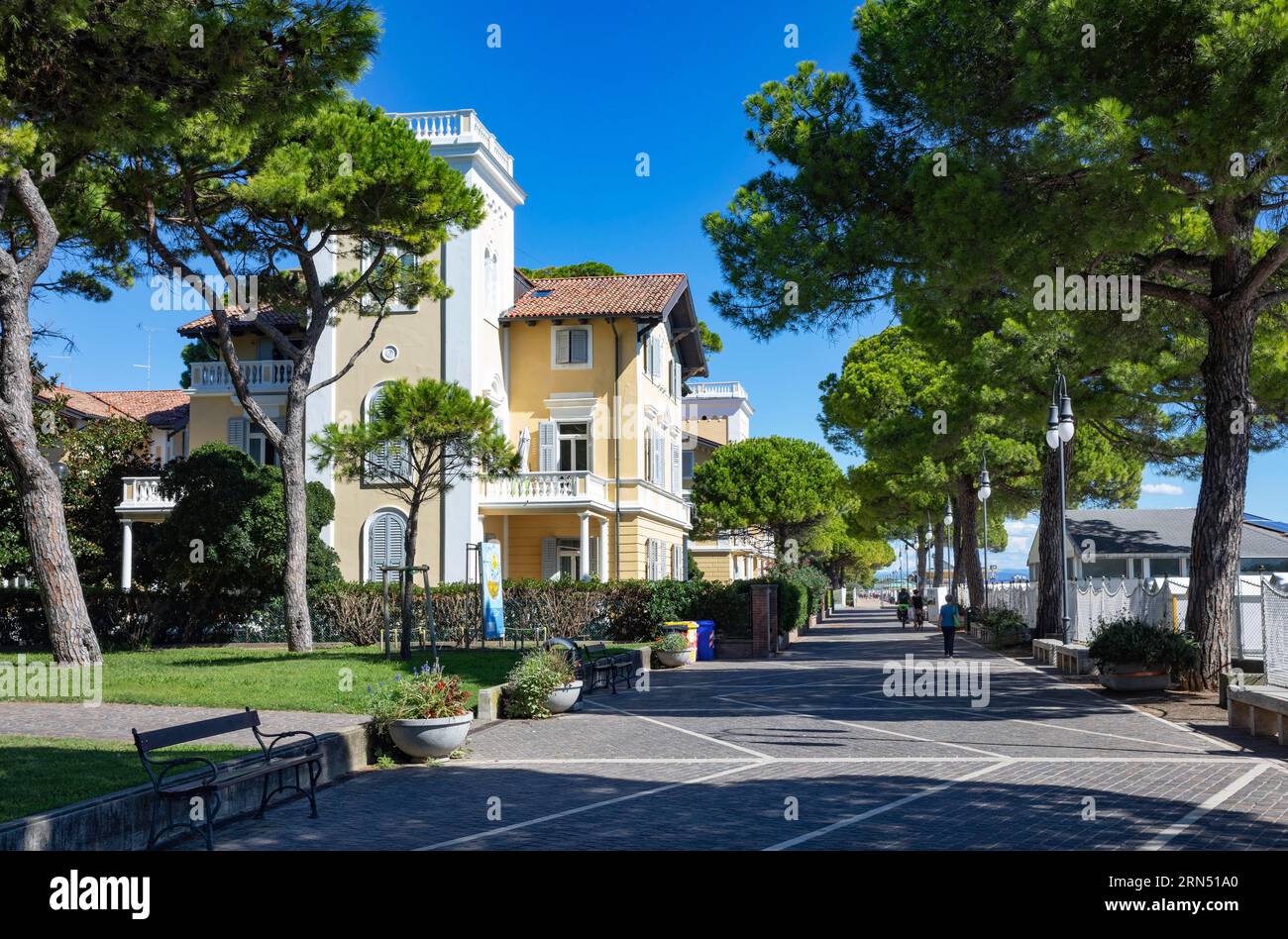 Promenade, Avenue Regina Elena mit Hotel Ville Bianchi, Grado, Friaul Julisch Venetien, Italien Stockfoto