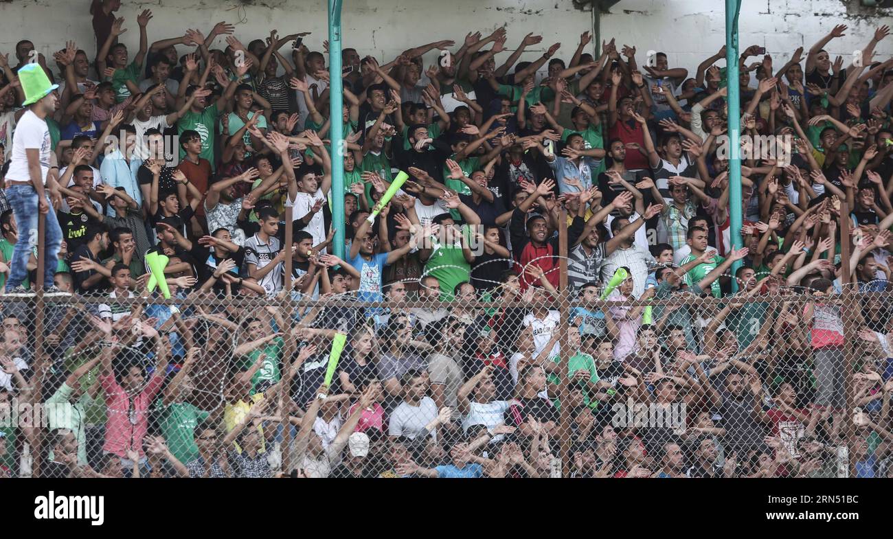 Die Palästinenser jubeln ihr Team während des Fußballspiels zwischen Ittihad Shijaiyah und Khadamat Rafah im Al Yarmouk Stadion in Gaza-Stadt am 7. Juni 2015 an. Ittihad Shijaiyah gewann 3:0. Wissam Nassar) (SP)MIDEAST-GAZA-FUSSBALL-MATCH EmadxDrimly PUBLICATIONxNOTxINxCHN PALÄSTINENSER jubeln ihr Team während des Fußballspiels zwischen Ittihad Shijaiyah und Rafah Football Club AUF DER Al Yarmouk Stage in Gaza City AM 7. Juni 2015 an Ittihad Shimajaiyah gewann 3 0 Wissam Nassar Spiel SP Mideast Gaza Stockfoto