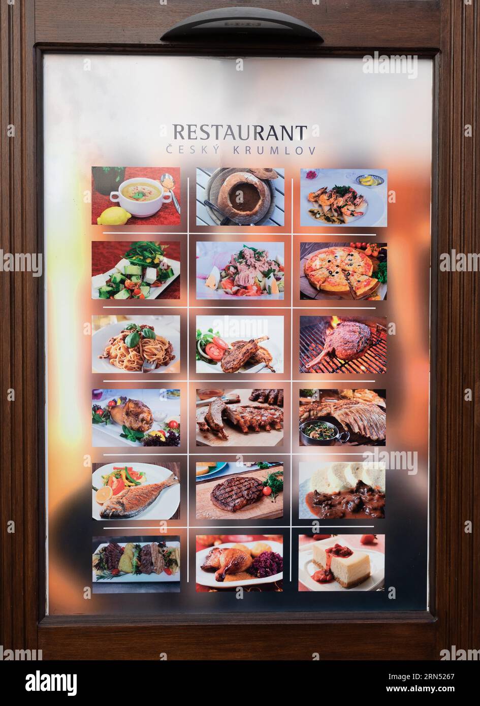 Menü vor einem Restaurant in der historischen Altstadt von Krumlov, UNESCO-Weltkulturerbe, Cesky Krumlov Südböhmen, Böhmen, Tschechische Republik Stockfoto