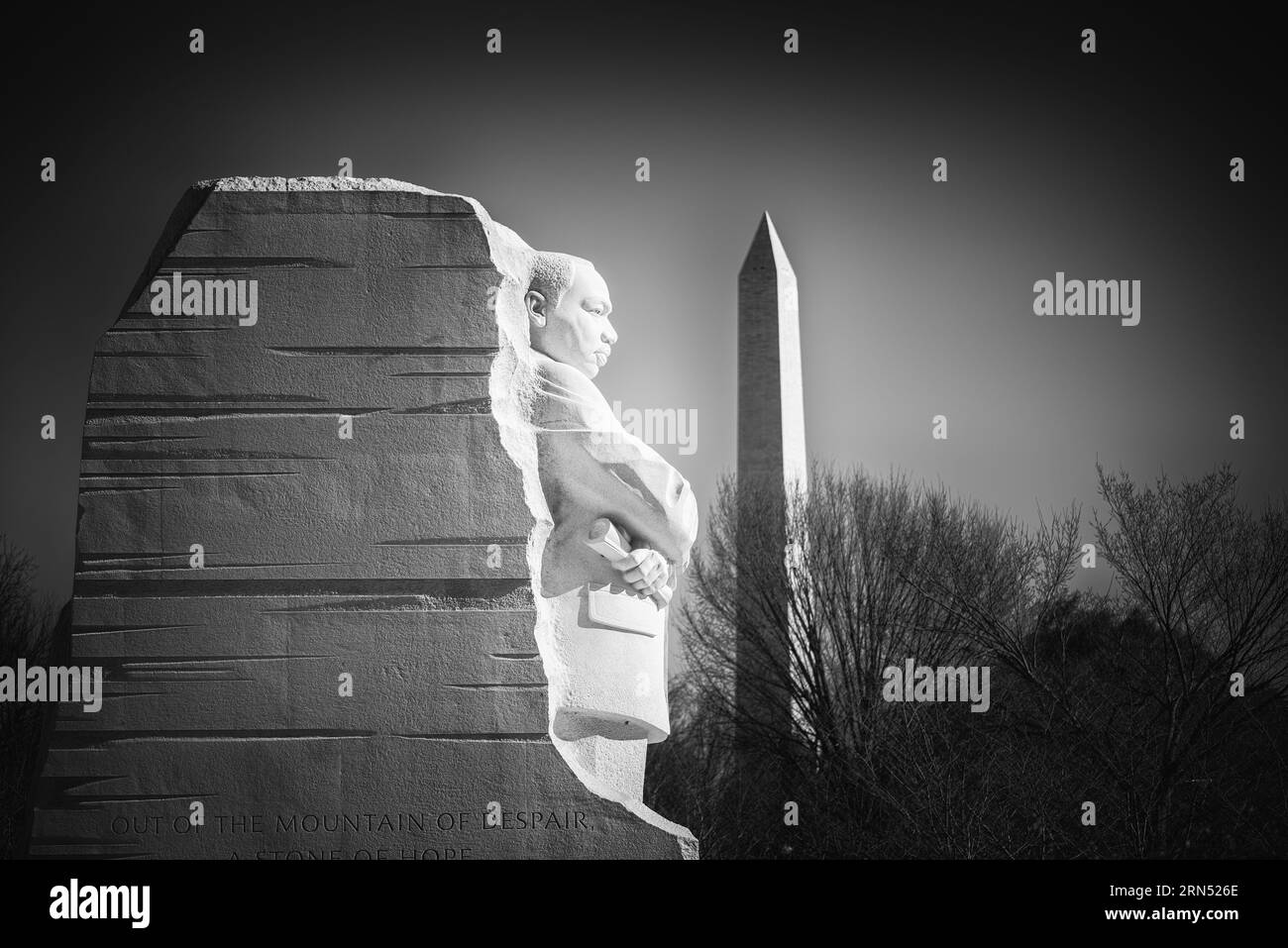 Martin Luther King Jr Memorial, Washington, D.C. Schwarzweißfoto, das das Denkmal mit dem Washington Monument im Hintergrund zeigt. Stockfoto