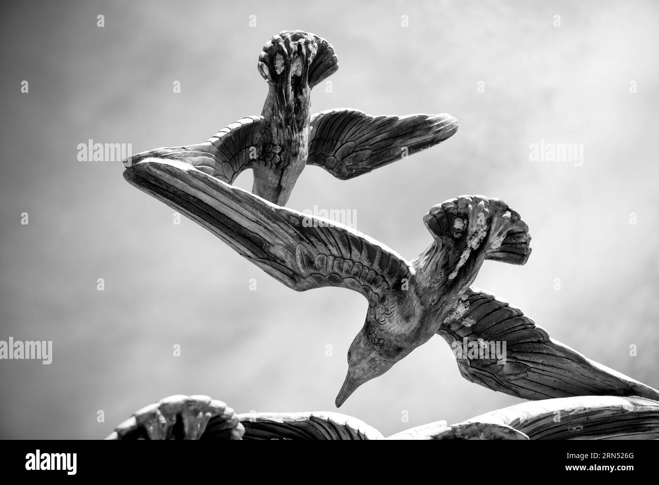 Seagull Sculpture, Lady Bird Johnson Park, Washington D.C. Schwarzweißfoto von zwei stilisierten Möwen mit ausgestreckten Flügeln vor einem hellen Himmel. Stockfoto