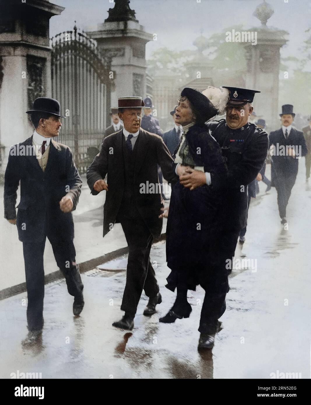 Frau Emmeline Pankhurst, die Anführerin der Suffragette-Frauenbewegung, wird von Superintendant Rolfe vor dem Buckingham Palace, London, festgenommen Stockfoto