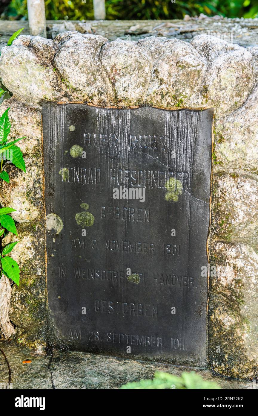 Grabstein aus deutscher Kolonialzeit Kolonialherrschaft in Kolonialzeit in Colonia Hauptstadt des Staates Yap auf Yap Island mit der Inschrift Conrad Stockfoto