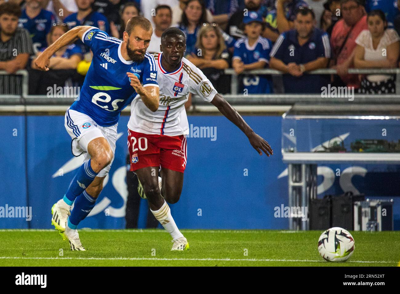 Sael KUMBEDI (Olympique Lyon) (rechts) greift Thomas DELAINE (Racing Strasbourg) an Stockfoto