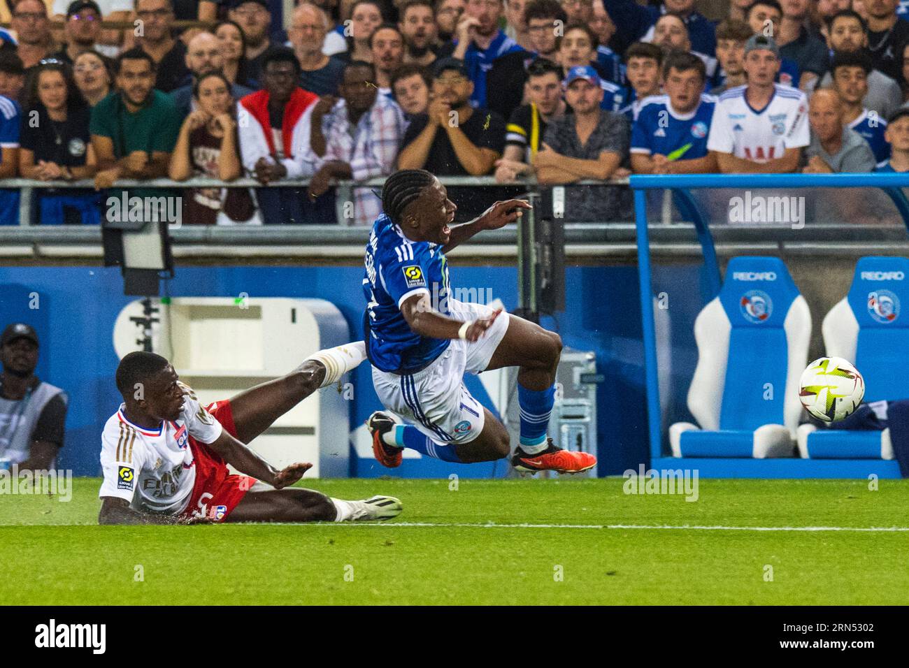 Sael KUMBEDI (Olympique Lyon) hinterließ ein Foul gegen Jeanricner BELLEGARDE (Racing Strasbourg), der vor Schmerzen schreit und buchstäblich in der Luft ist Stockfoto