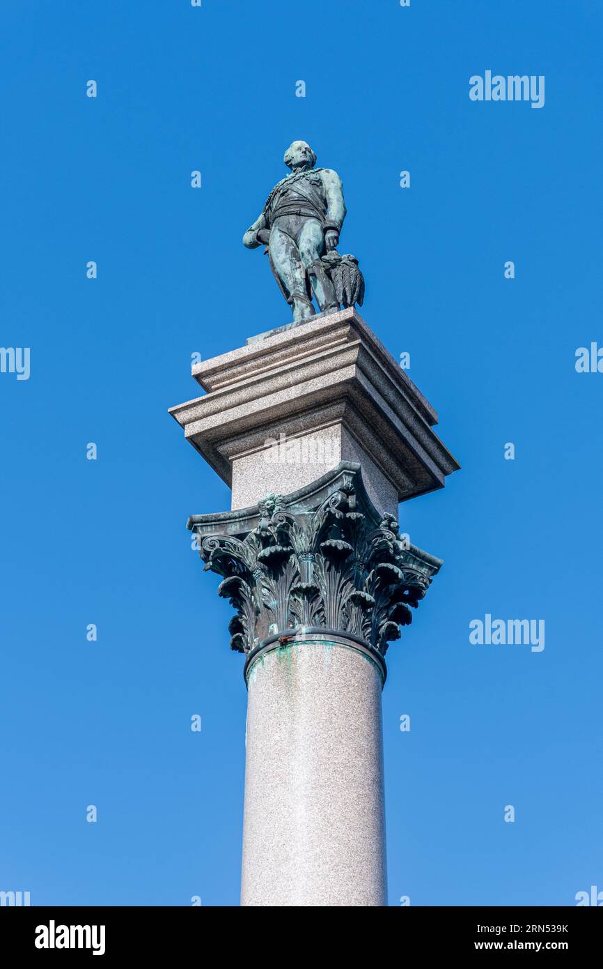 Duke of Wellington Statue auf hoher Säule am Eingang zum Park in Stratfield Saye House, seinem ehemaligen Zuhause in Hampshire, England, Großbritannien Stockfoto