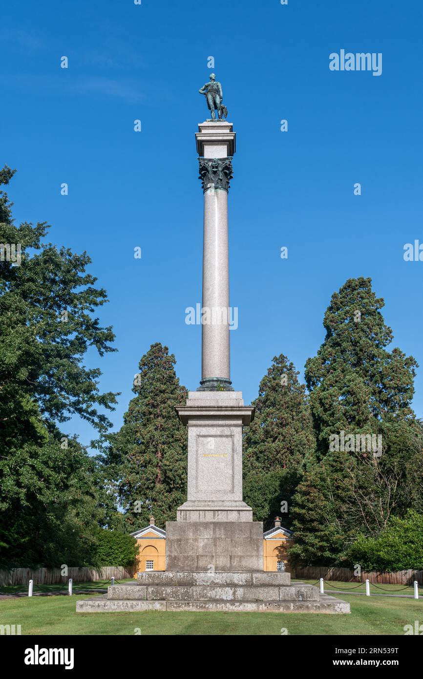 Duke of Wellington Statue auf hoher Säule am Eingang zum Park in Stratfield Saye House, seinem ehemaligen Zuhause in Hampshire, England, Großbritannien Stockfoto