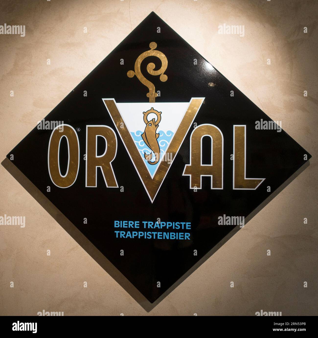 Logo des Orval Trappistenbiers auf diamantförmiger emaillierter Platte im Orval Abbey / Abbaye Notre-Dame d'Orval, Villers-devant-Orval, Belgien Stockfoto